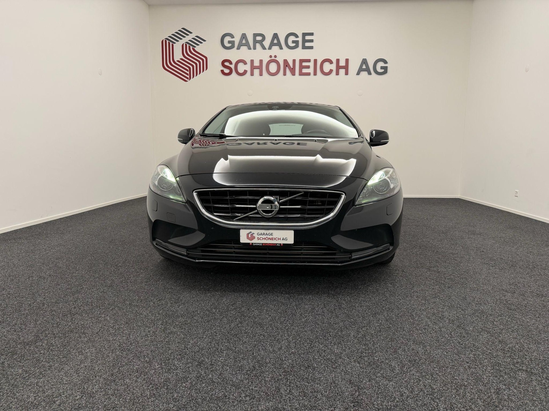 VOLVO V40 2.0 D3 Momentum S/S-image-1