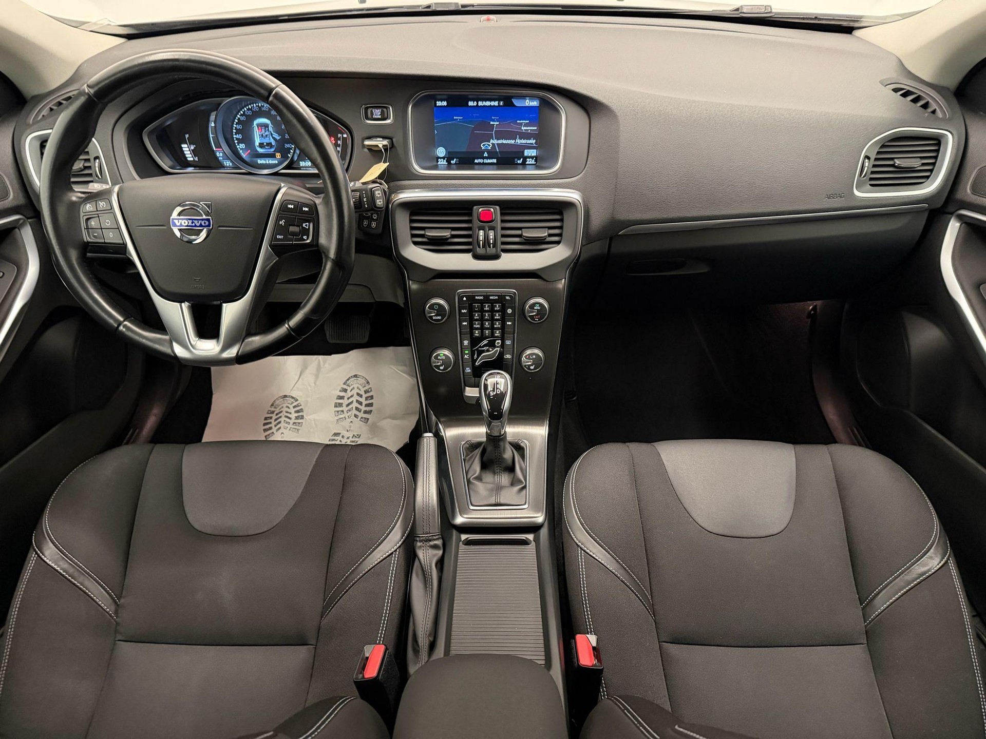 VOLVO V40 2.0 D3 Momentum S/S-image-10