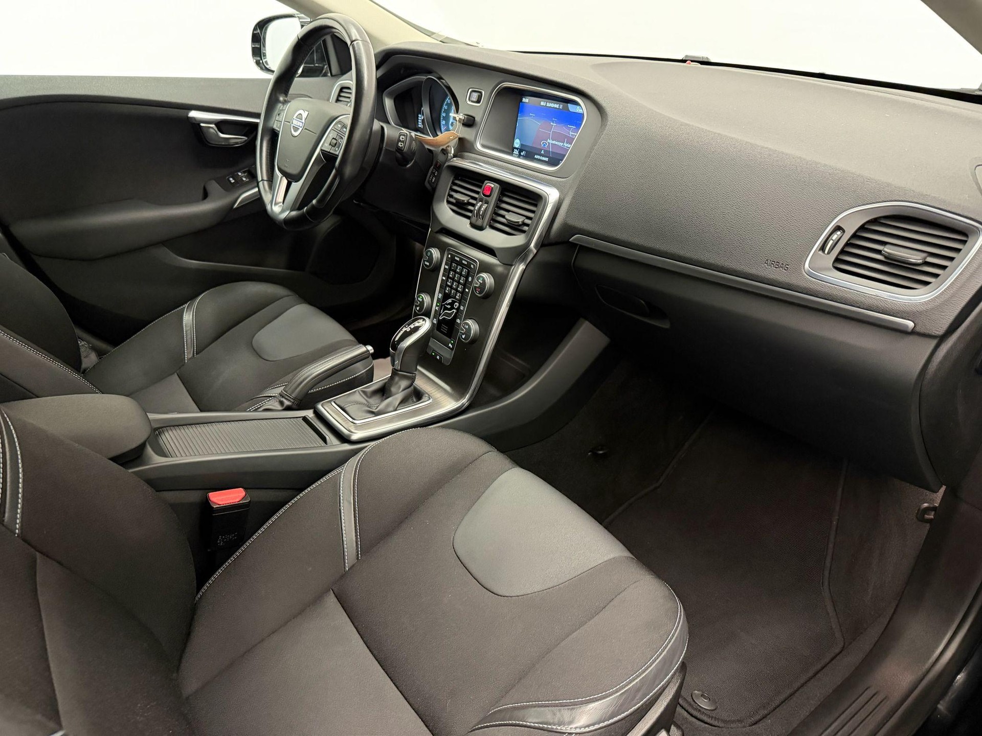 VOLVO V40 2.0 D3 Momentum S/S-image-11