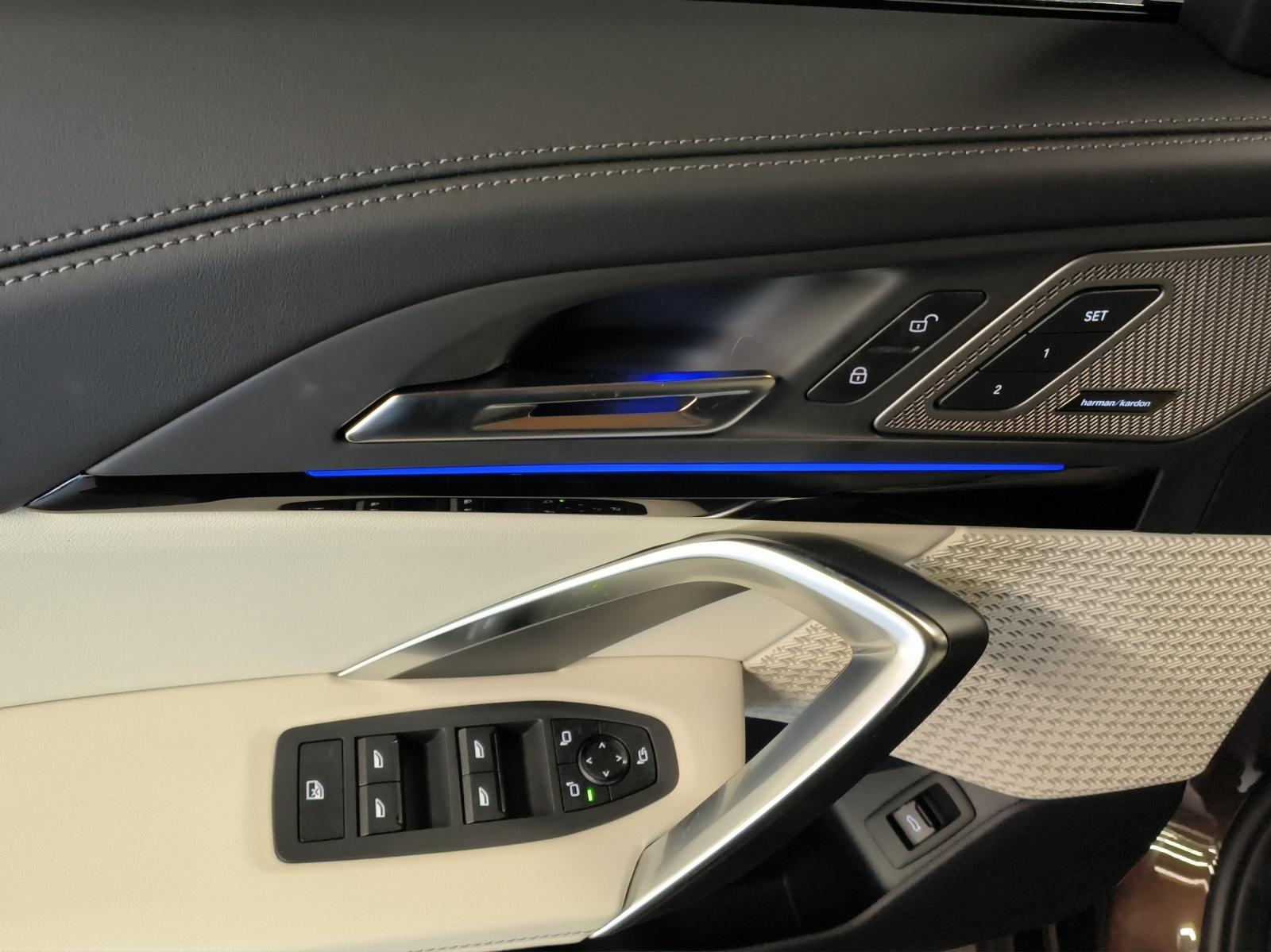 BMW iX1 30 xDrive-image-10