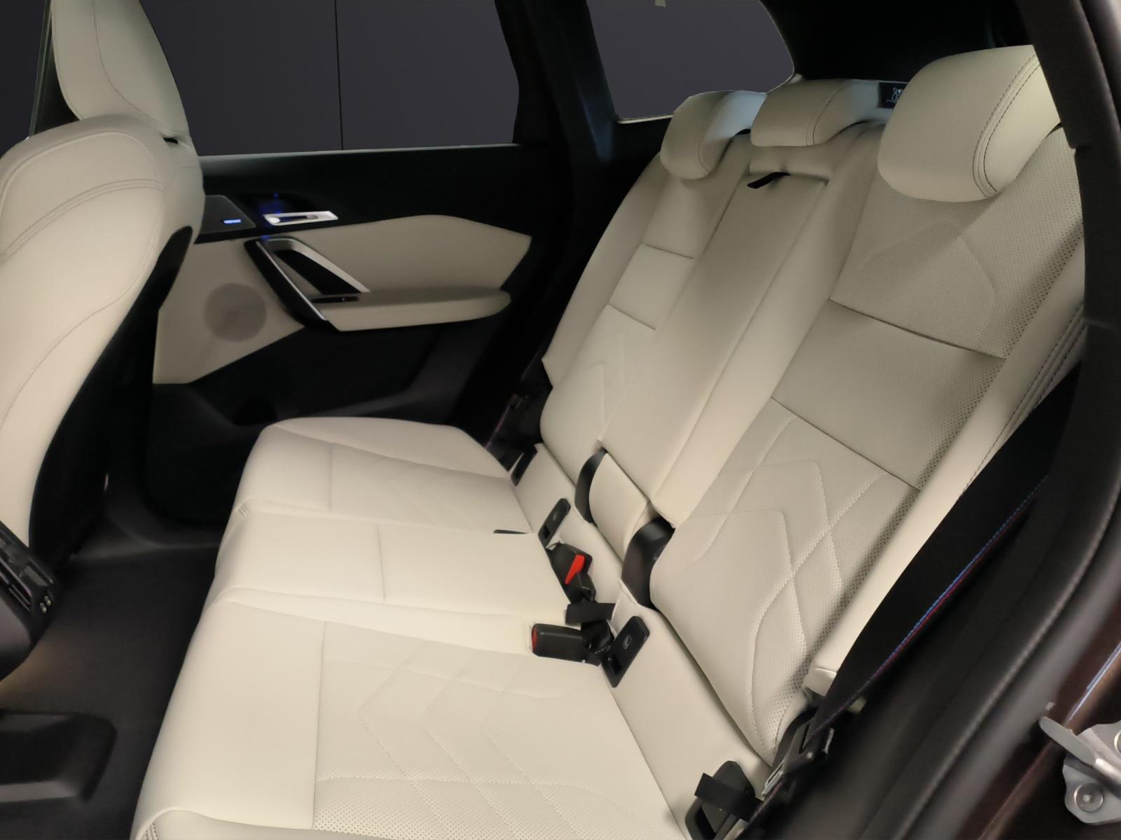 BMW iX1 30 xDrive-image-12