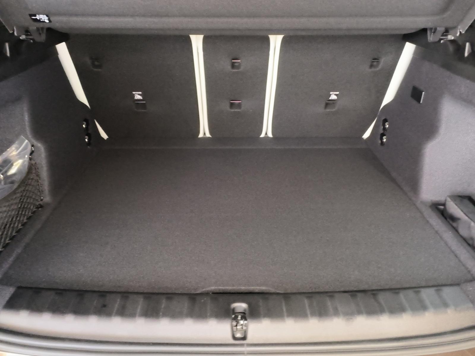 BMW iX1 30 xDrive-image-13