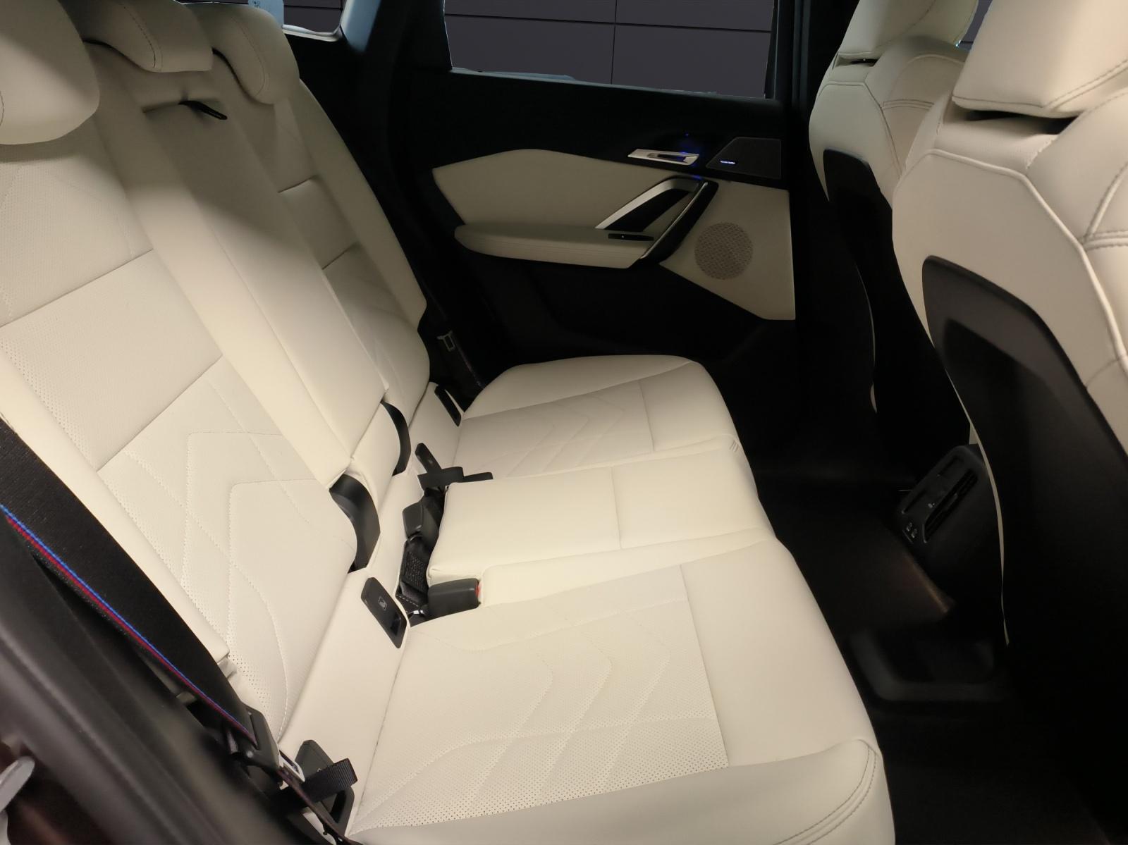 BMW iX1 30 xDrive-image-14