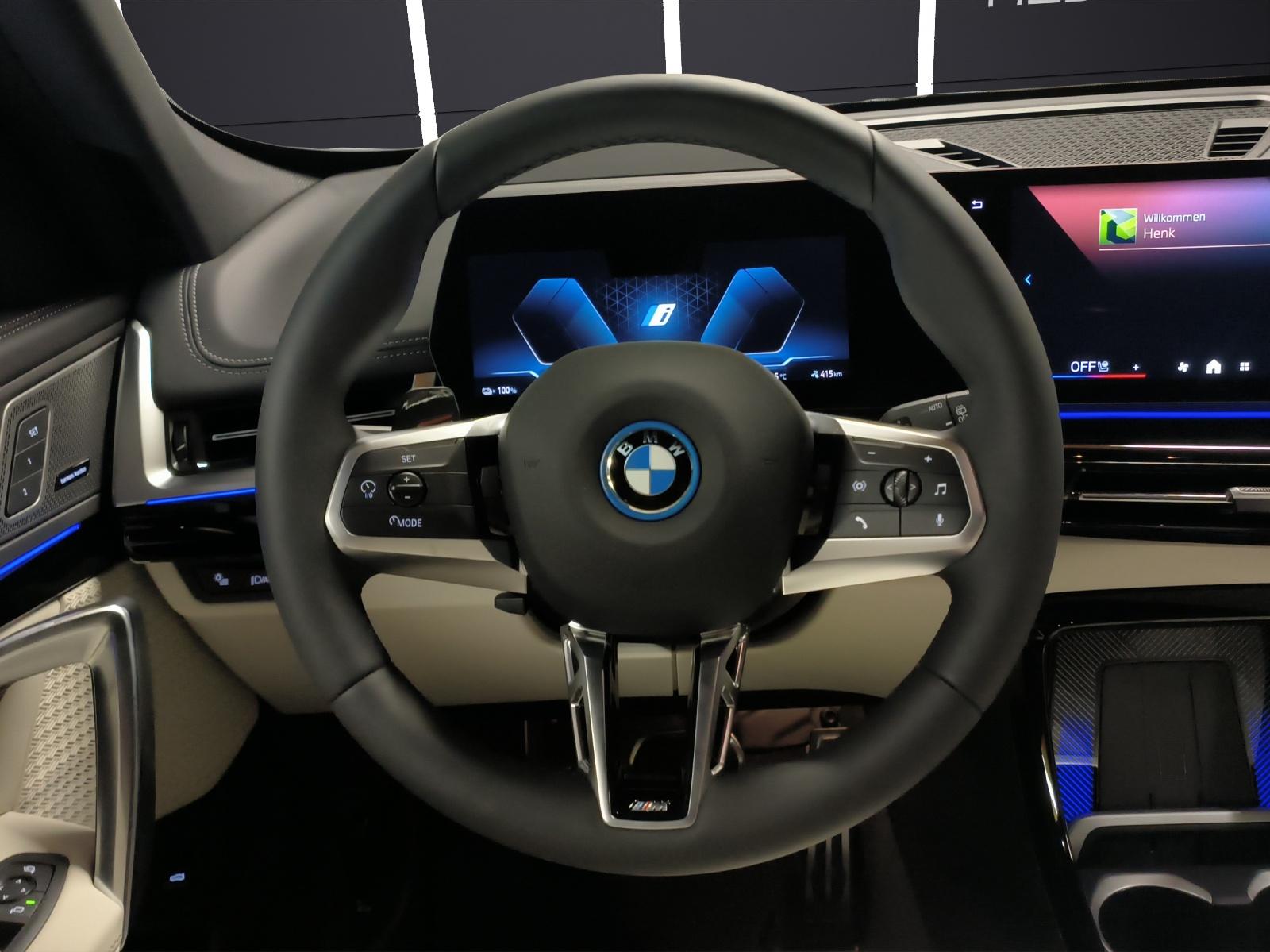BMW iX1 30 xDrive-image-16