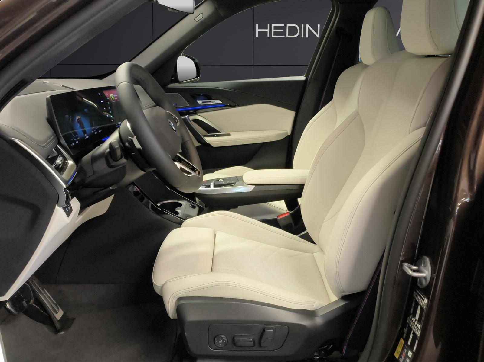 BMW iX1 30 xDrive-image-11