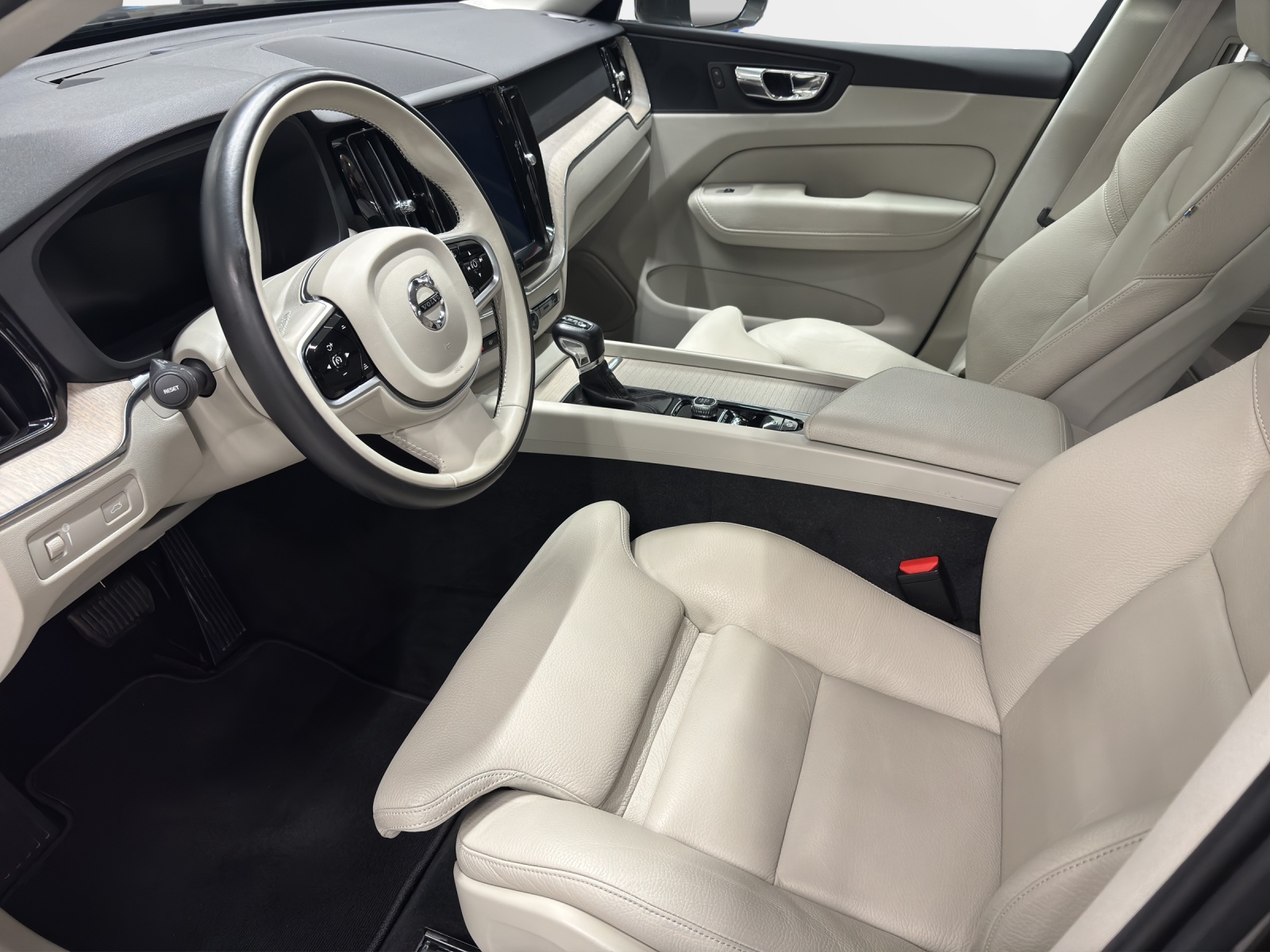 VOLVO XC60 2.0 D5 Inscription AWD-image-3