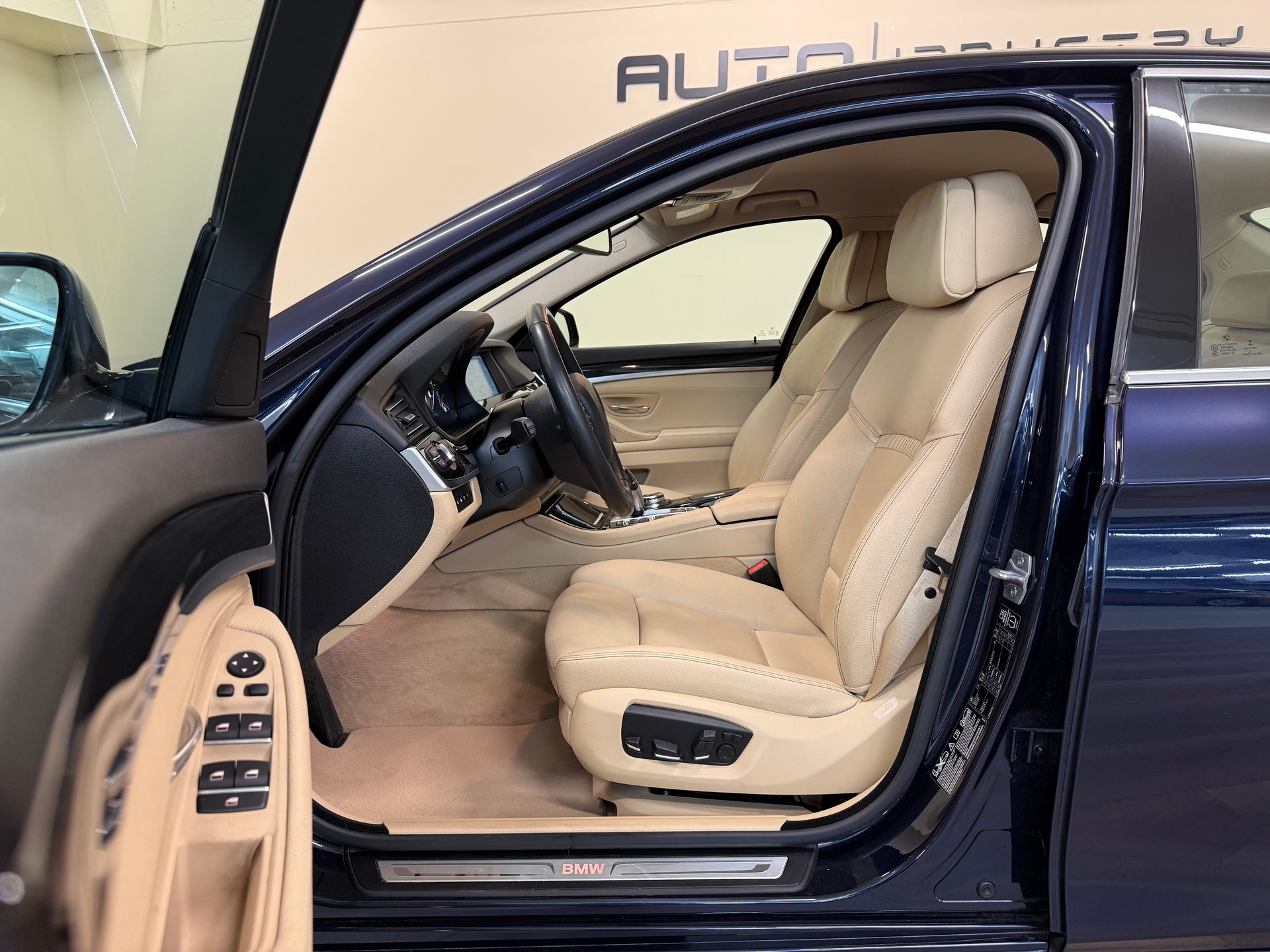 BMW 535i xDrive Luxury Line Steptronic-image-10