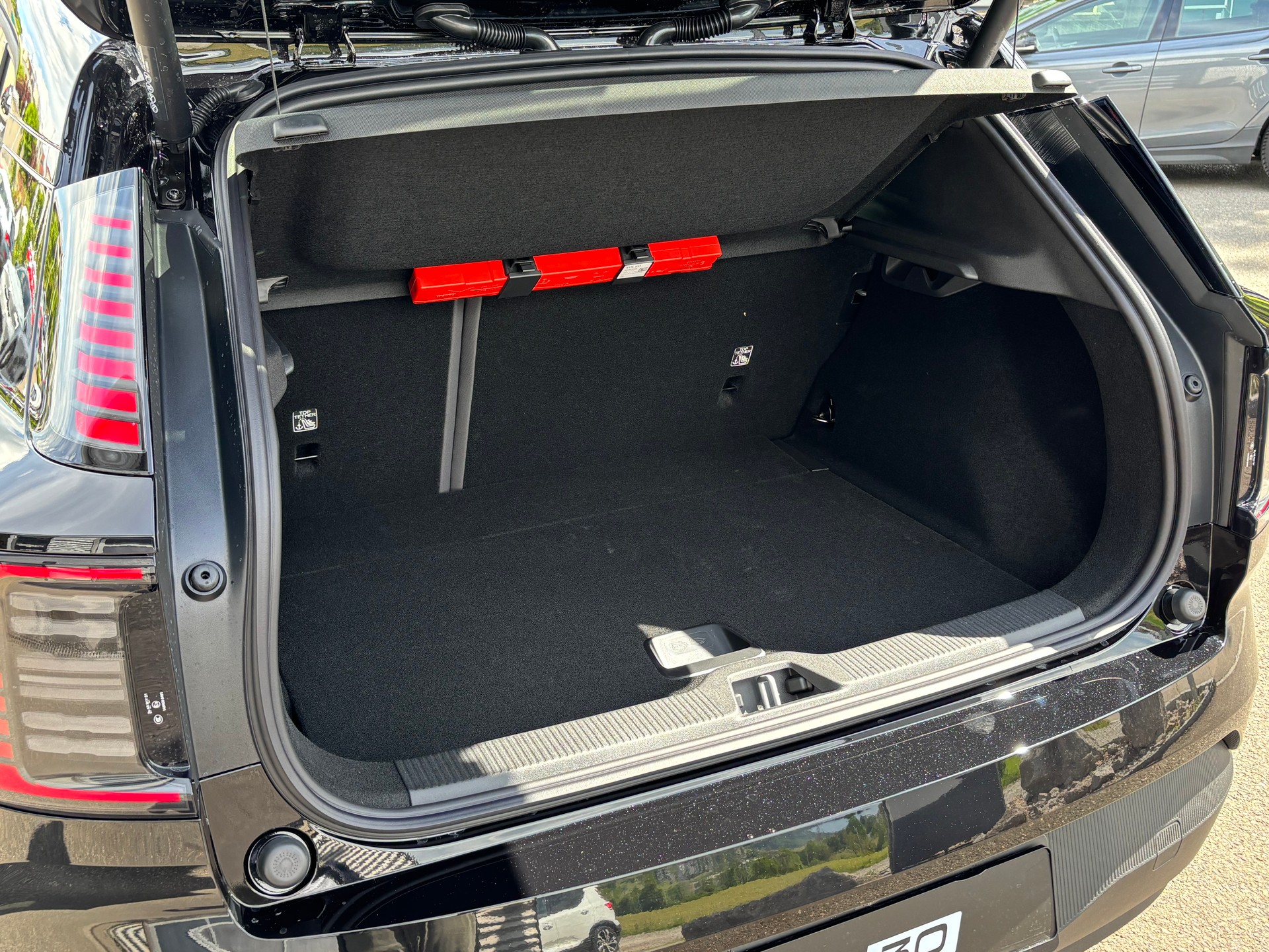 VOLVO EX30 E60 Plus Swiss Black Edition-image-9