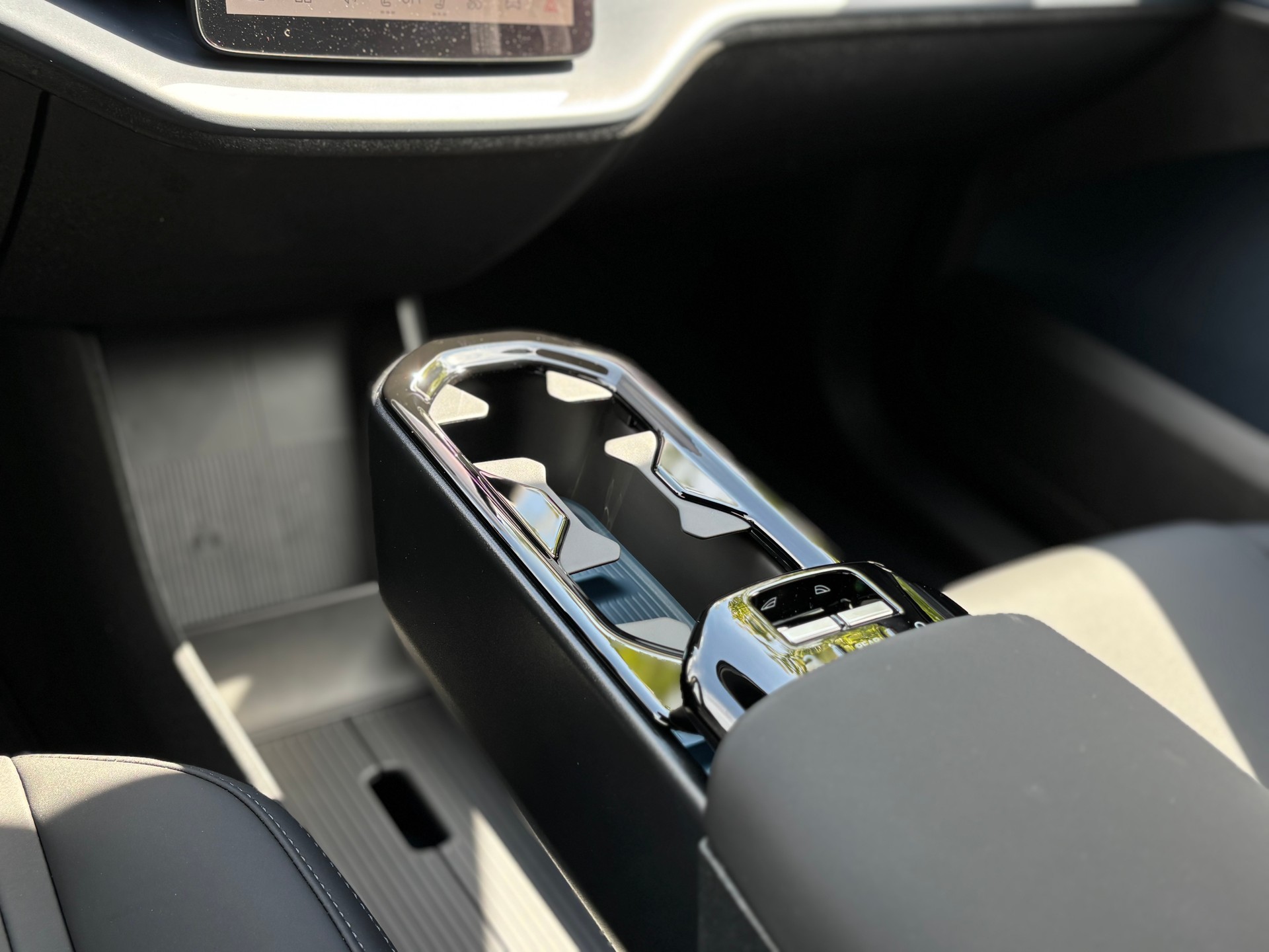 VOLVO EX30 E60 Plus Swiss Black Edition-image-16