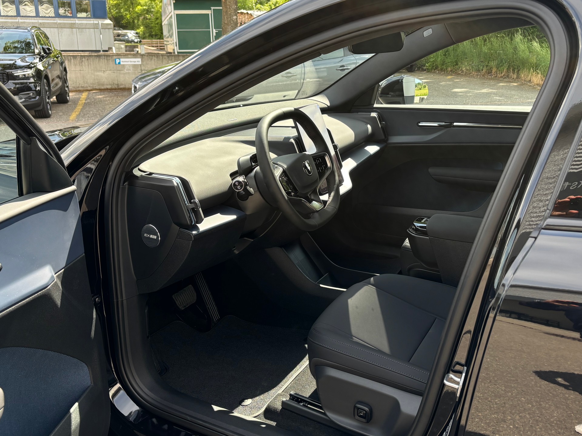 VOLVO EX30 E60 Plus Swiss Black Edition-showroom-element-2