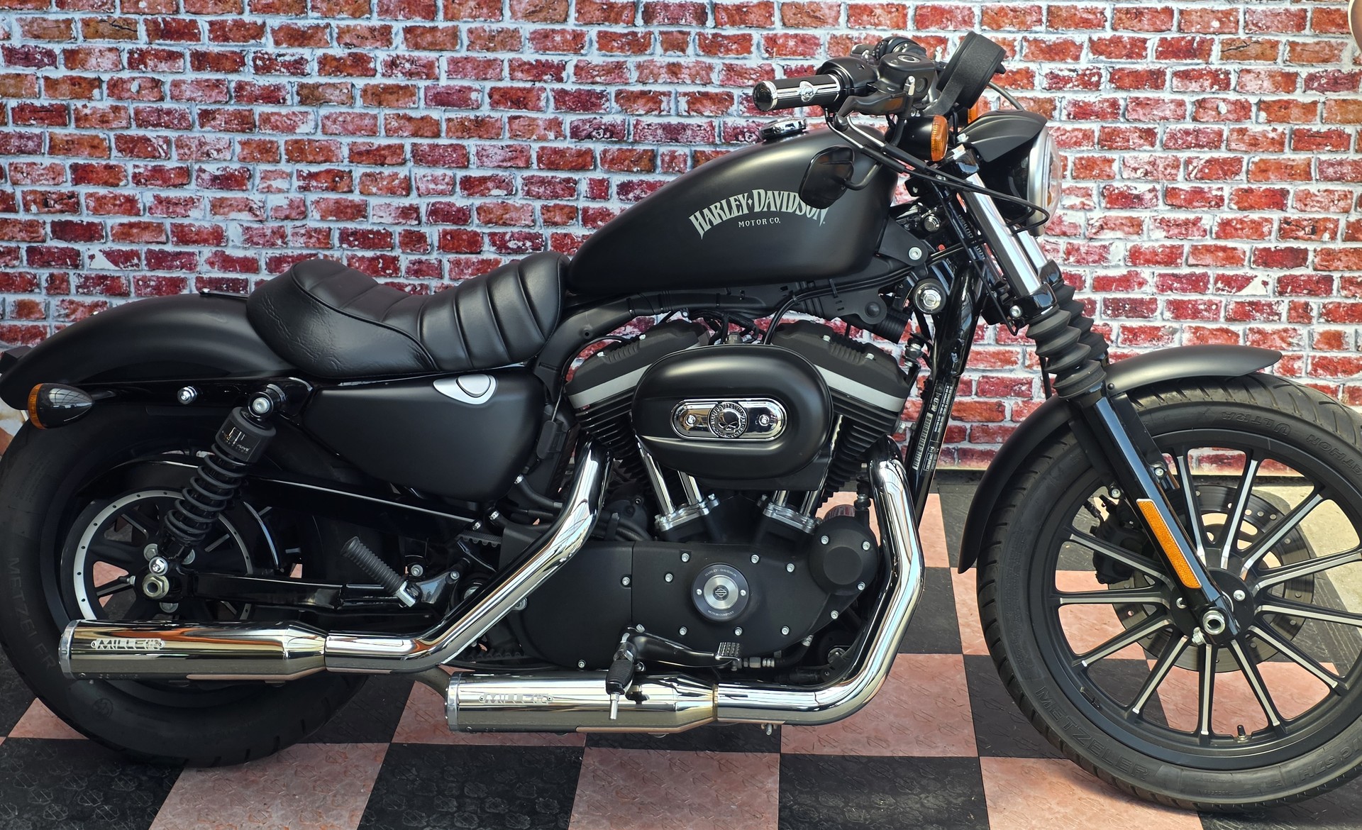 HARLEY-DAVIDSON XL 883 N Sportster Iron-showroom-element-2