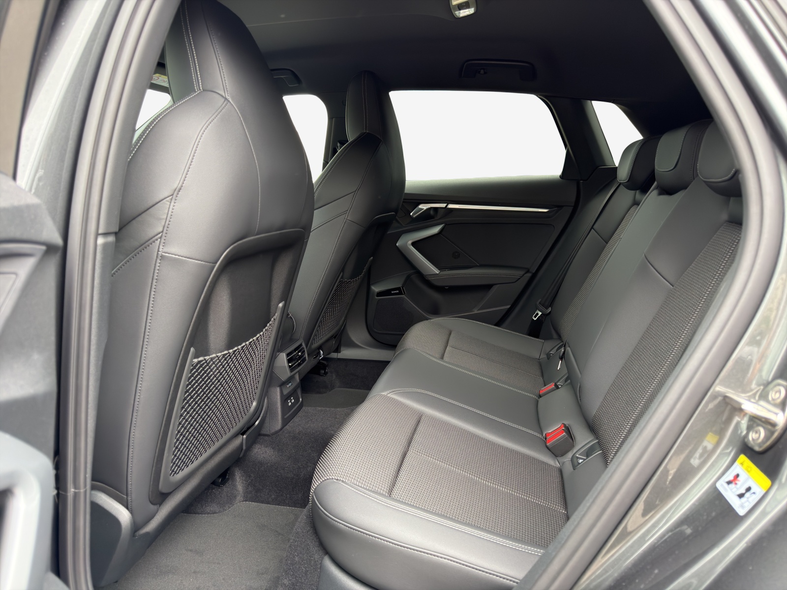 AUDI A3 Sportback TFSI 110kW S line Attraction-image-11