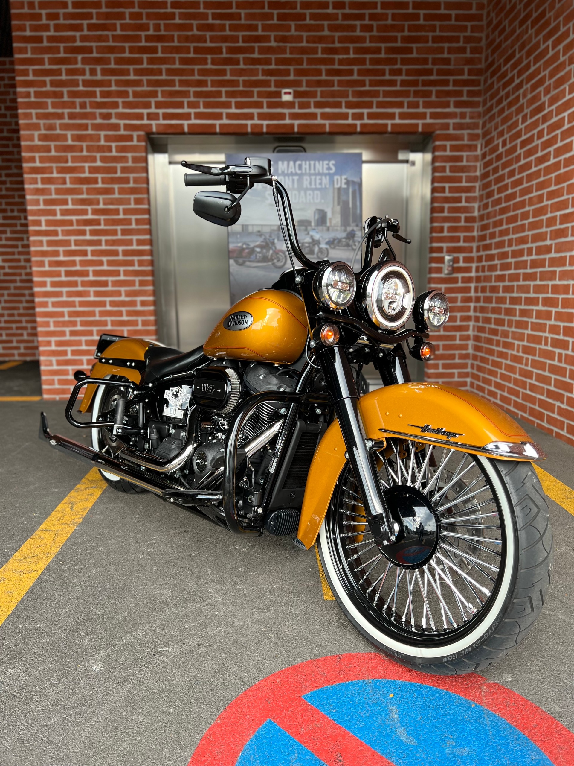 HARLEY-DAVIDSON FLHCS Heritage Classic 114 Black Finish