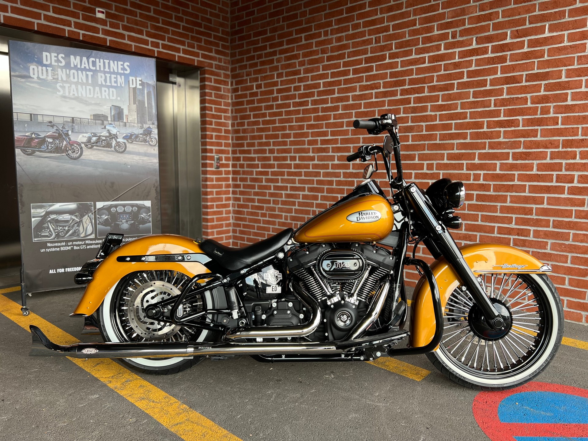 HARLEY-DAVIDSON FLHCS Heritage Classic 114 Black Finish-showroom-element-2