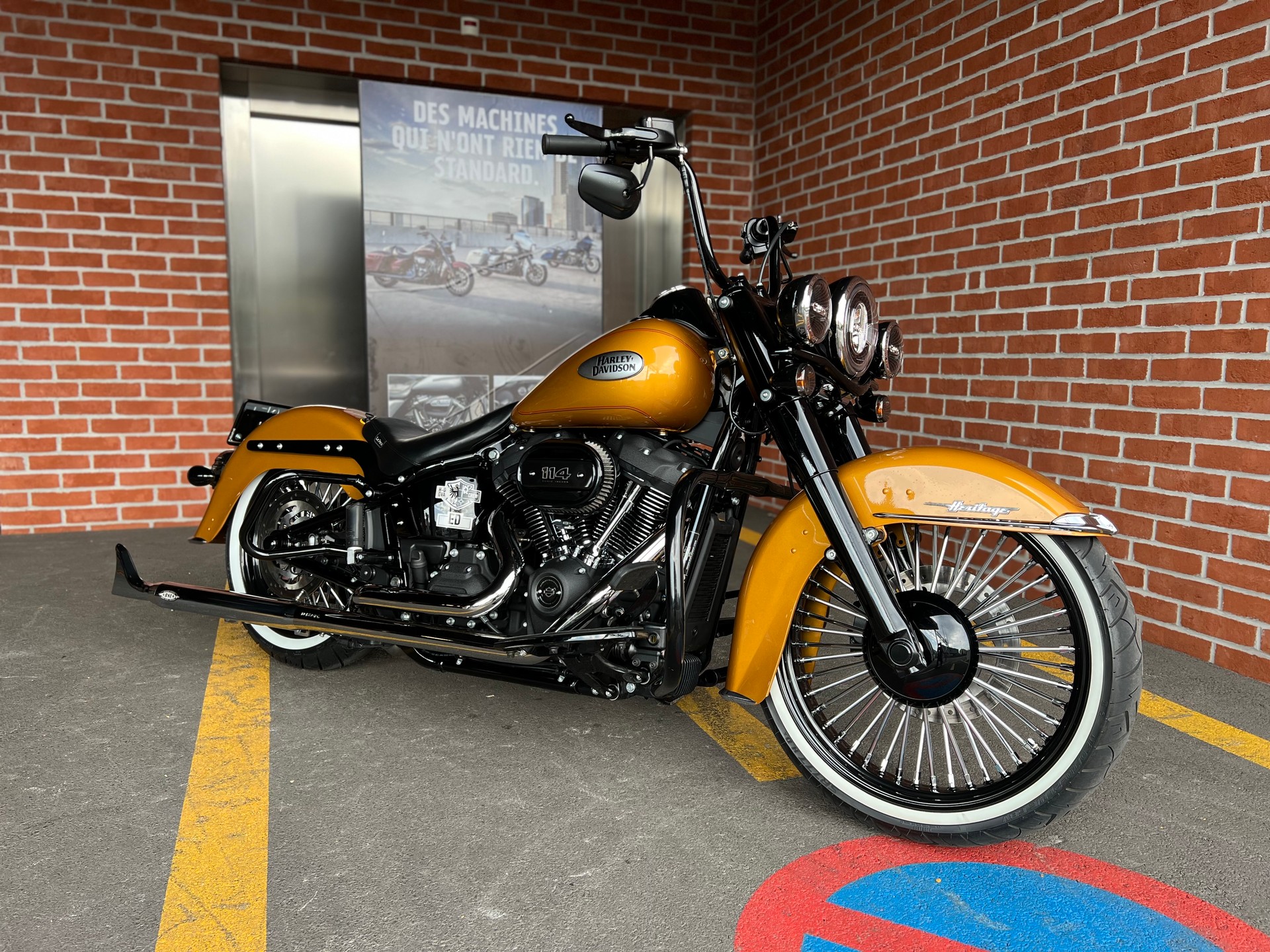 HARLEY-DAVIDSON FLHCS Heritage Classic 114 Black Finish-showroom-element-3
