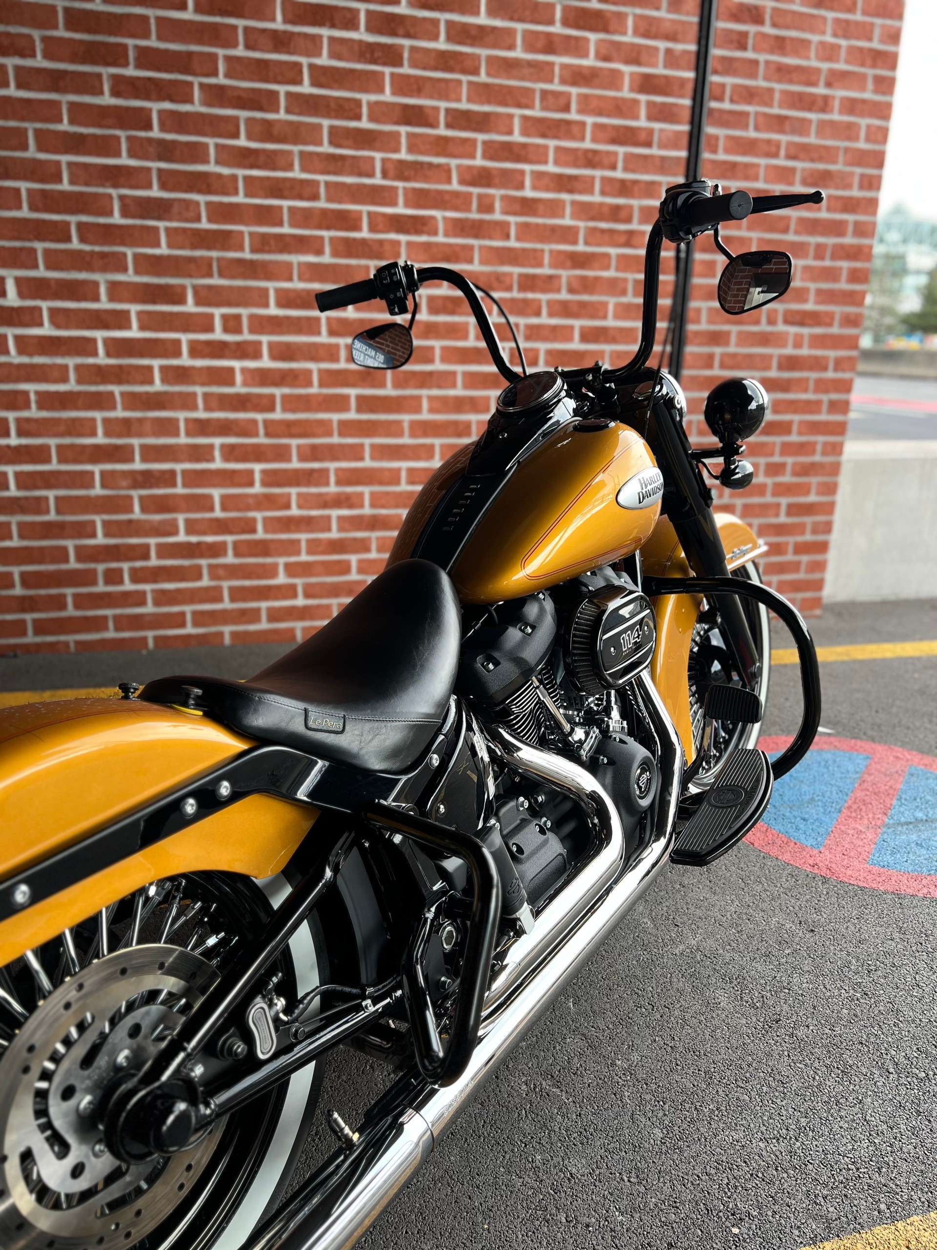 HARLEY-DAVIDSON FLHCS Heritage Classic 114 Black Finish-showroom-element-1