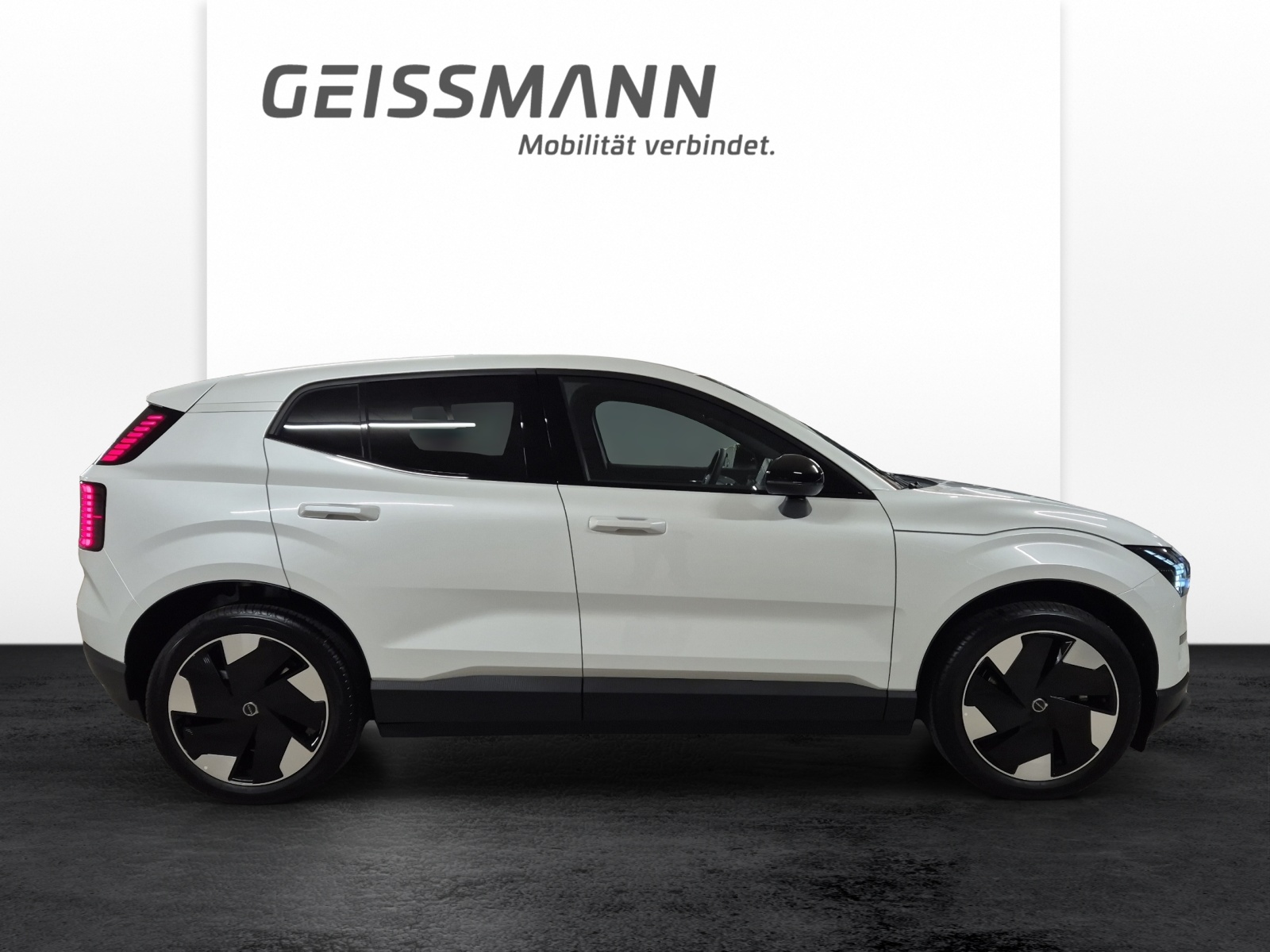 VOLVO EX30 E60 Plus-showroom-element-3
