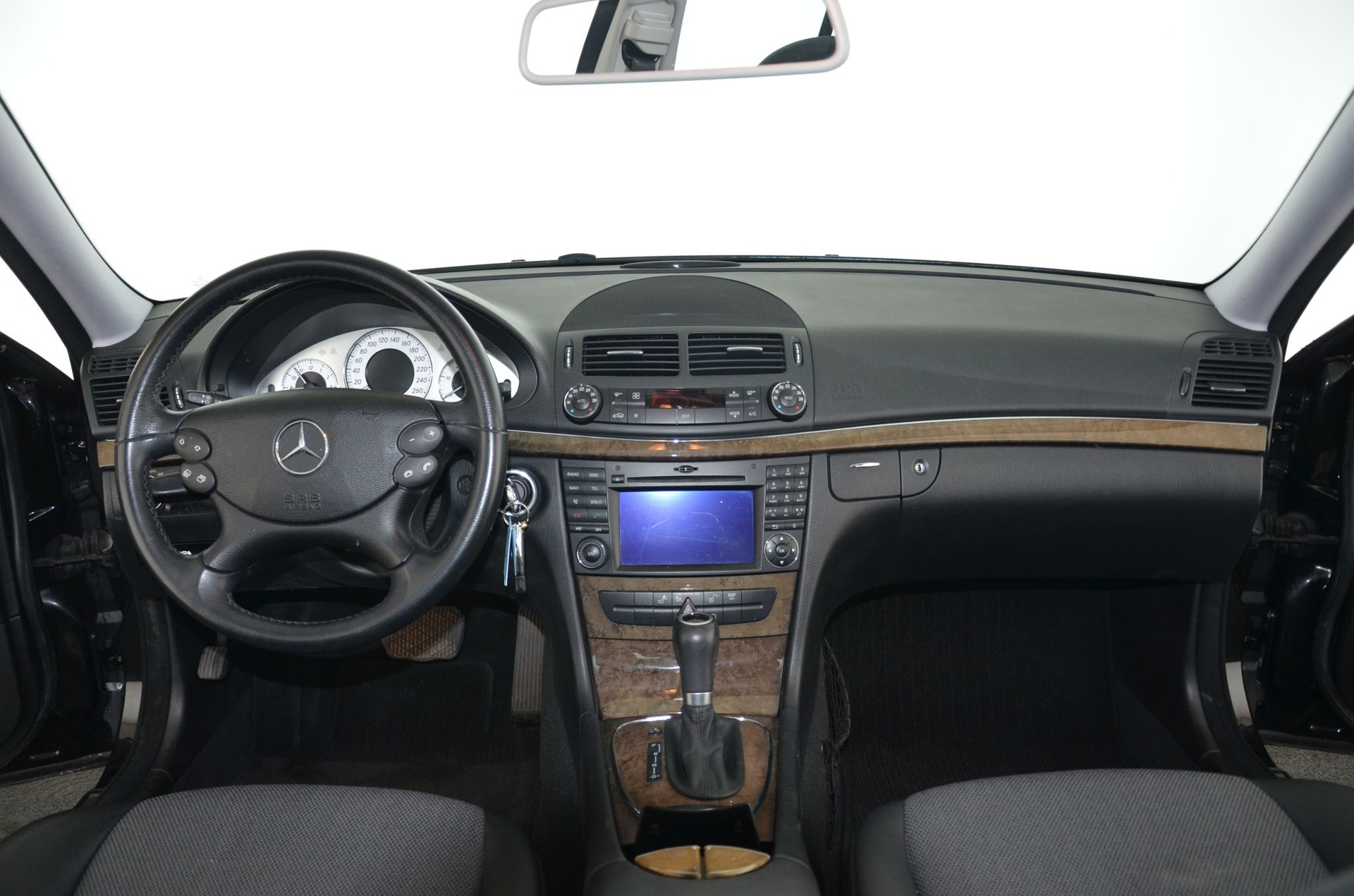 MERCEDES-BENZ E 220 CDI Avantgarde-image-9