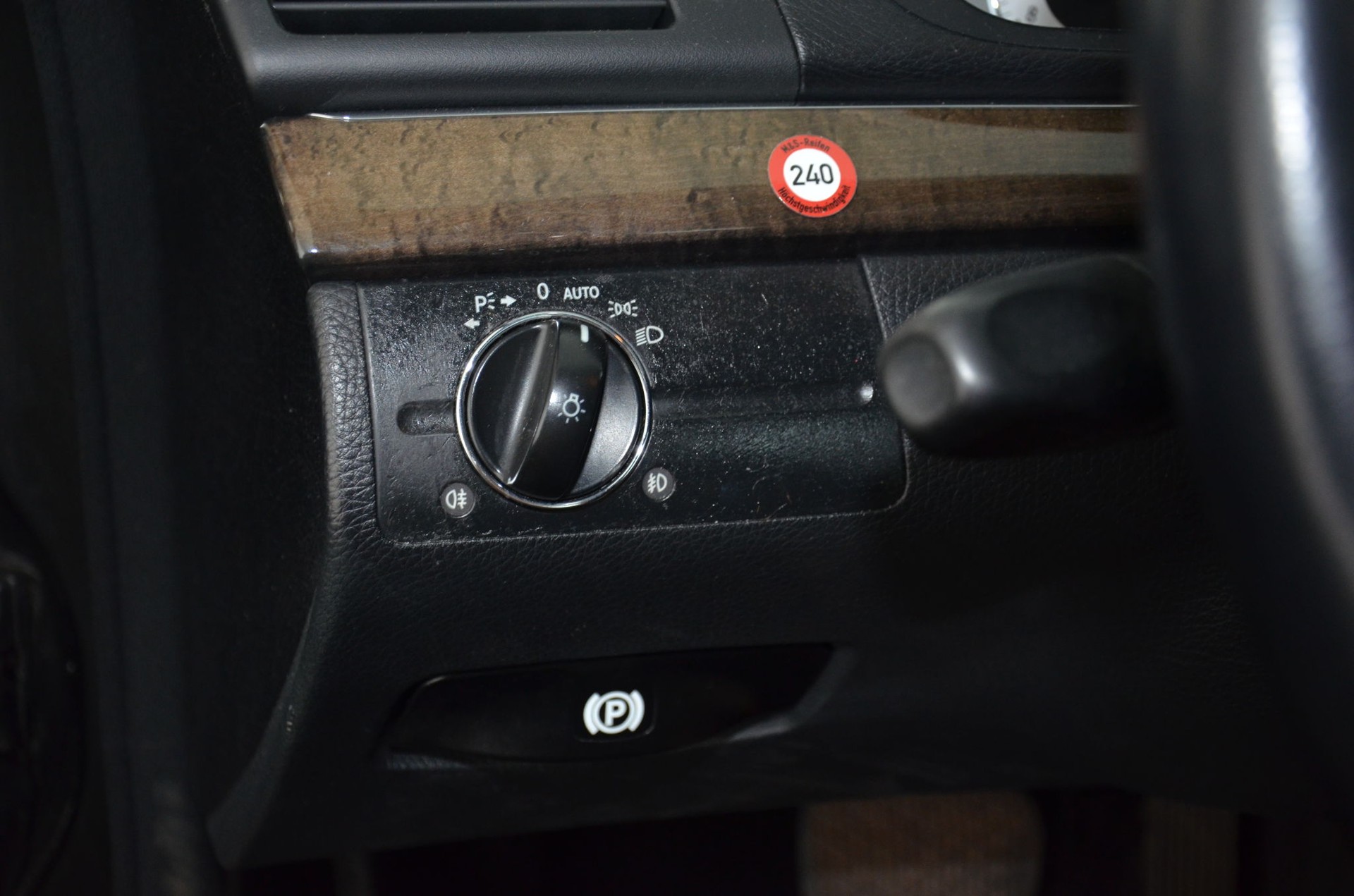 MERCEDES-BENZ E 220 CDI Avantgarde-image-13
