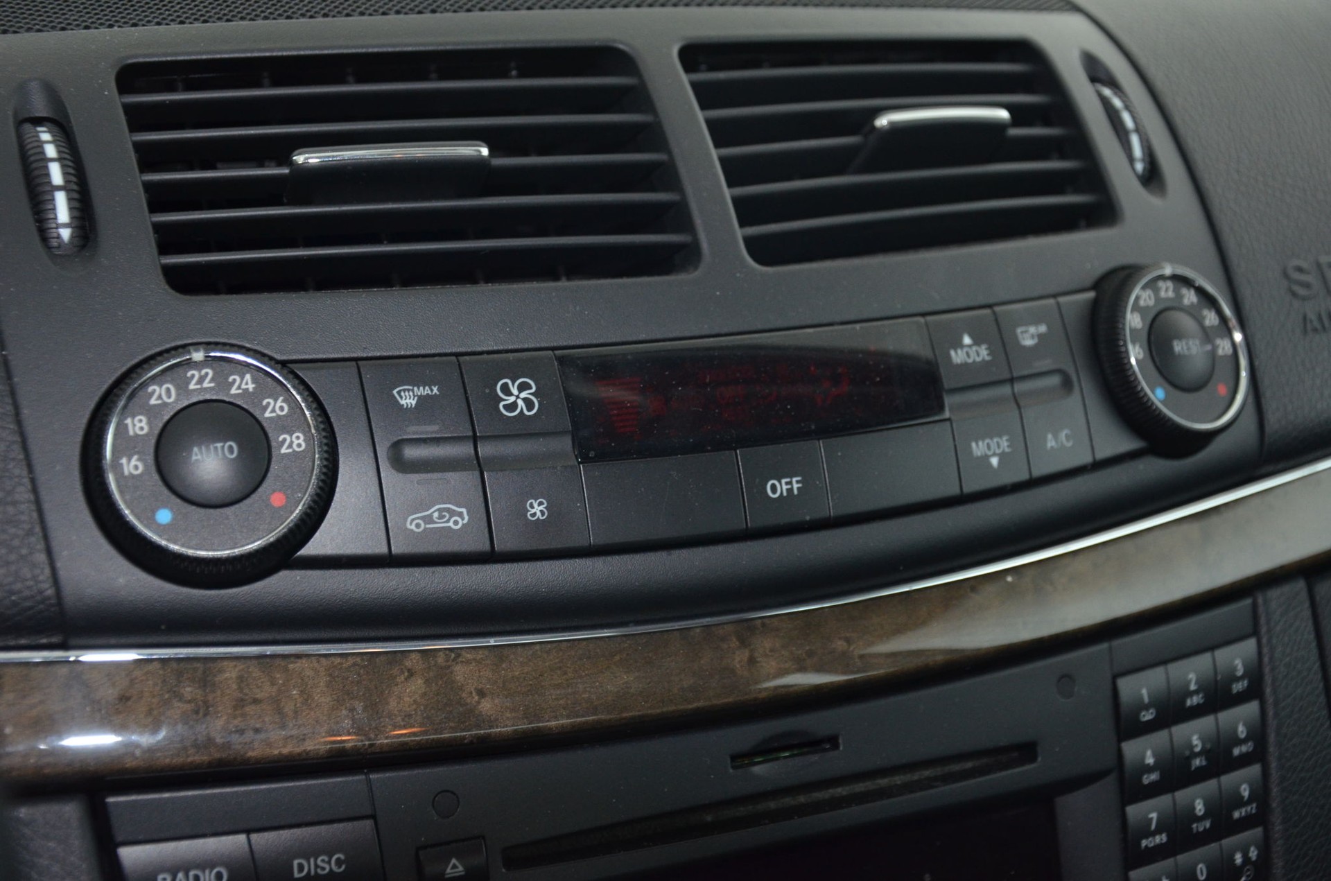 MERCEDES-BENZ E 220 CDI Avantgarde-image-16