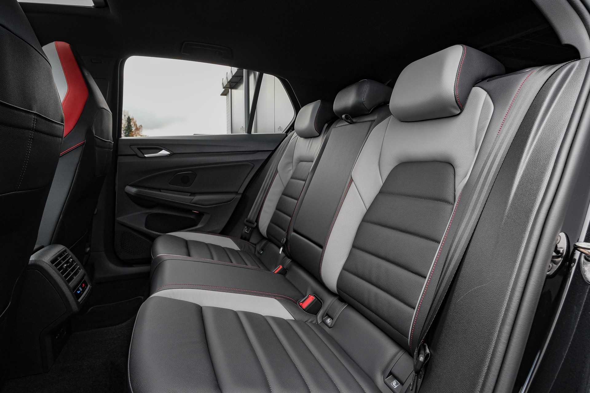 VW Golf 2.0 TSI GTI DSG *LEDERPAKET*-image-11