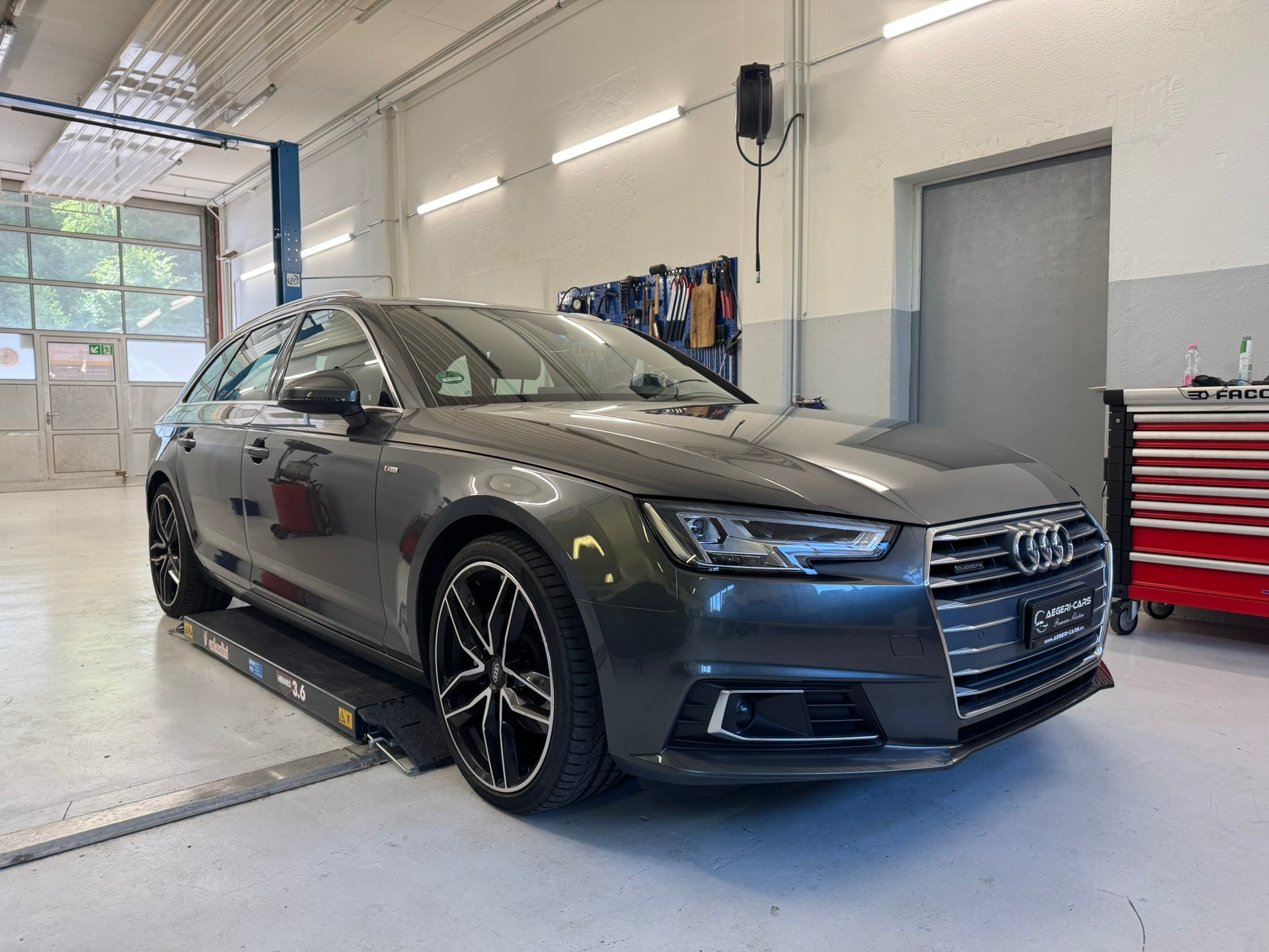 AUDI A4 Avant 2.0 TDI Design quattro S-tronic-image-2