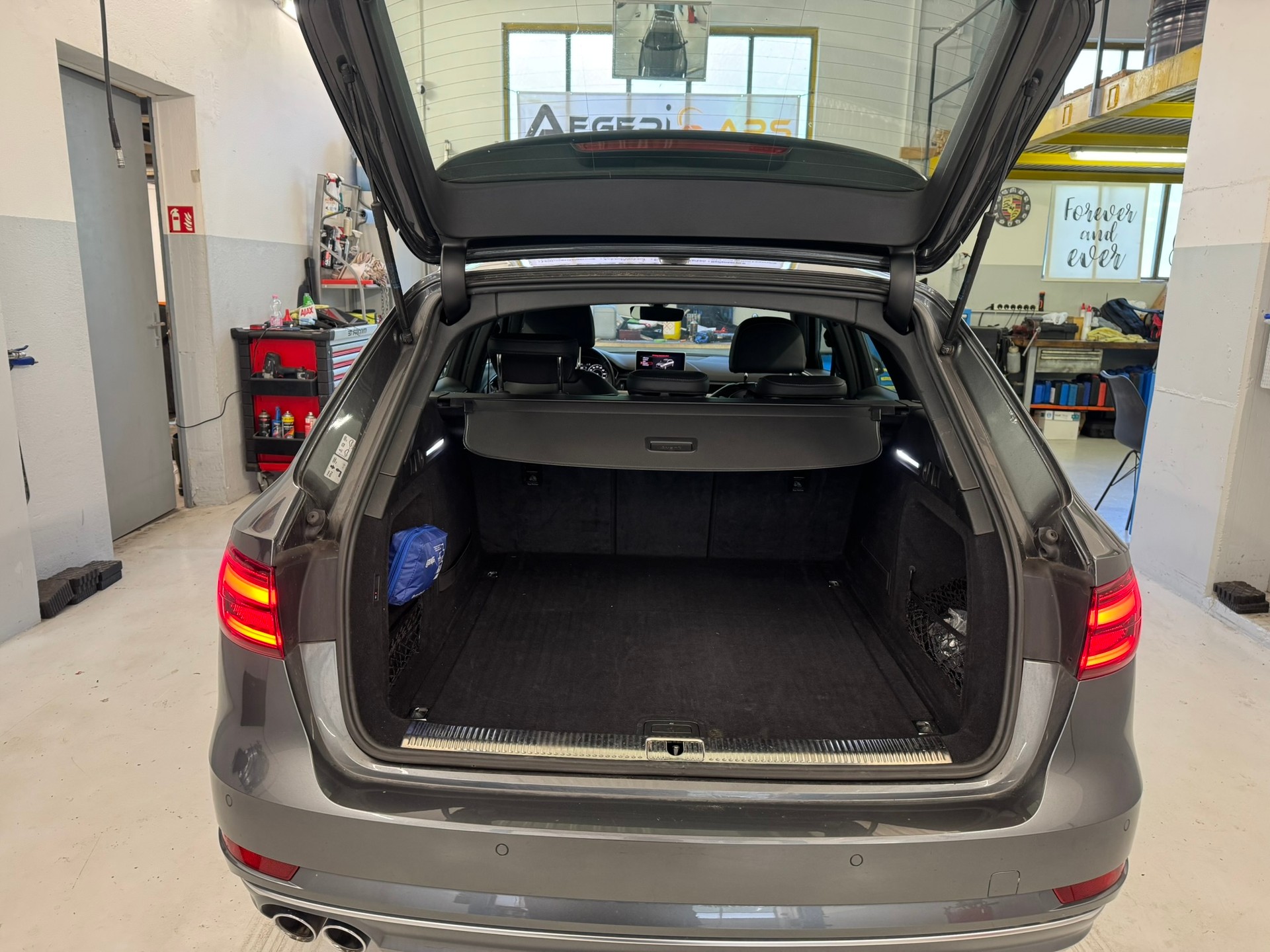 AUDI A4 Avant 2.0 TDI Design quattro S-tronic-image-19