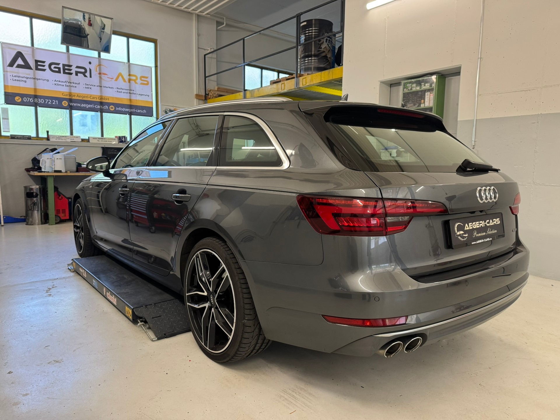 AUDI A4 Avant 2.0 TDI Design quattro S-tronic-image-5