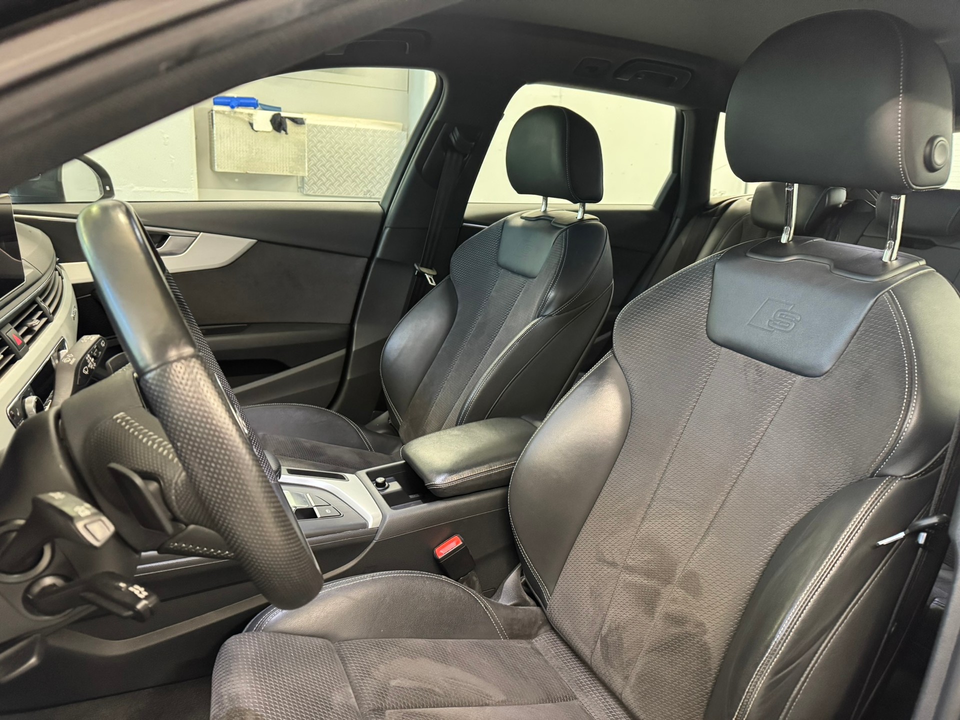 AUDI A4 Avant 2.0 TDI Design quattro S-tronic-image-9