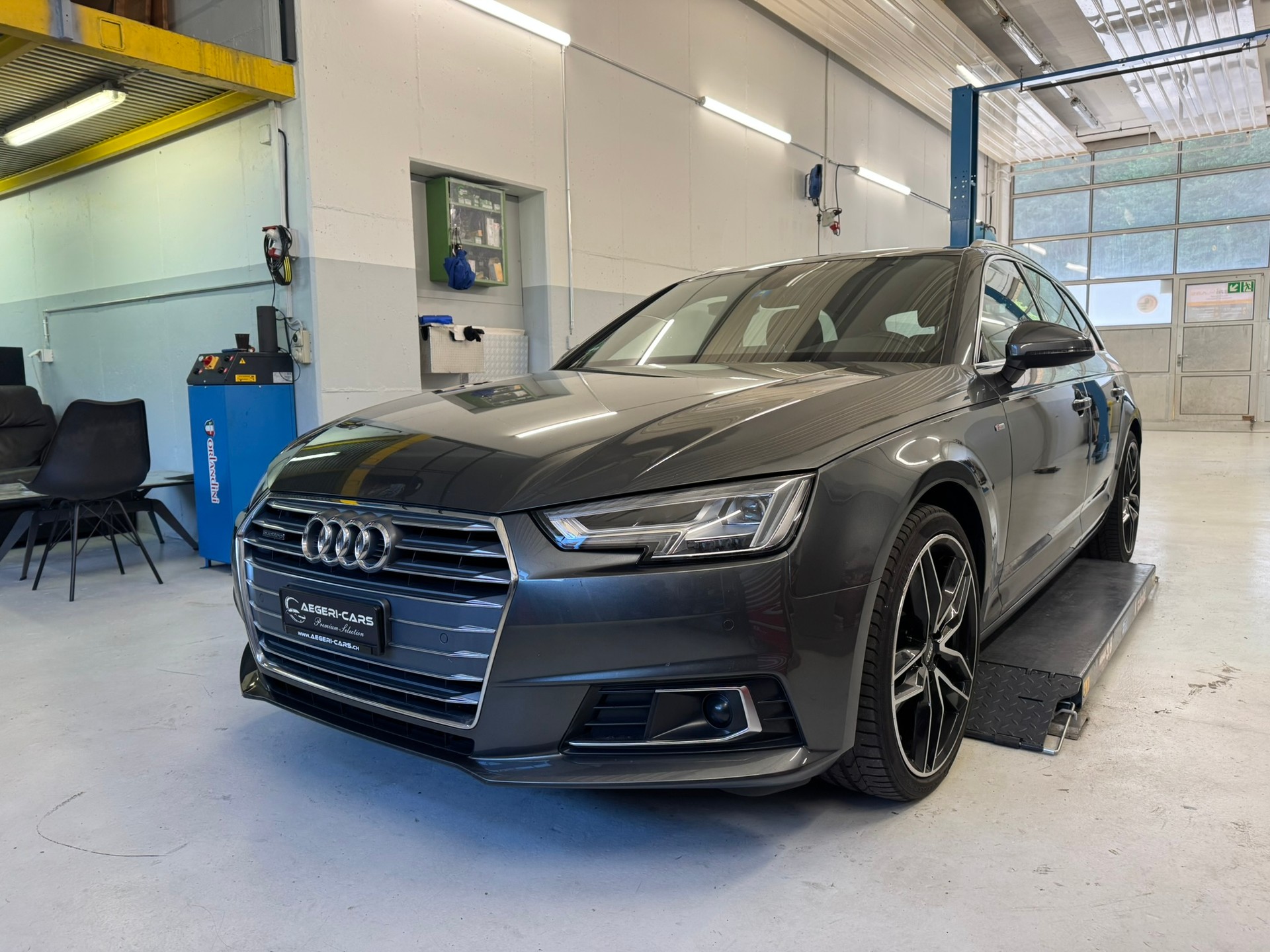 AUDI A4 Avant 2.0 TDI Design quattro S-tronic-image-0