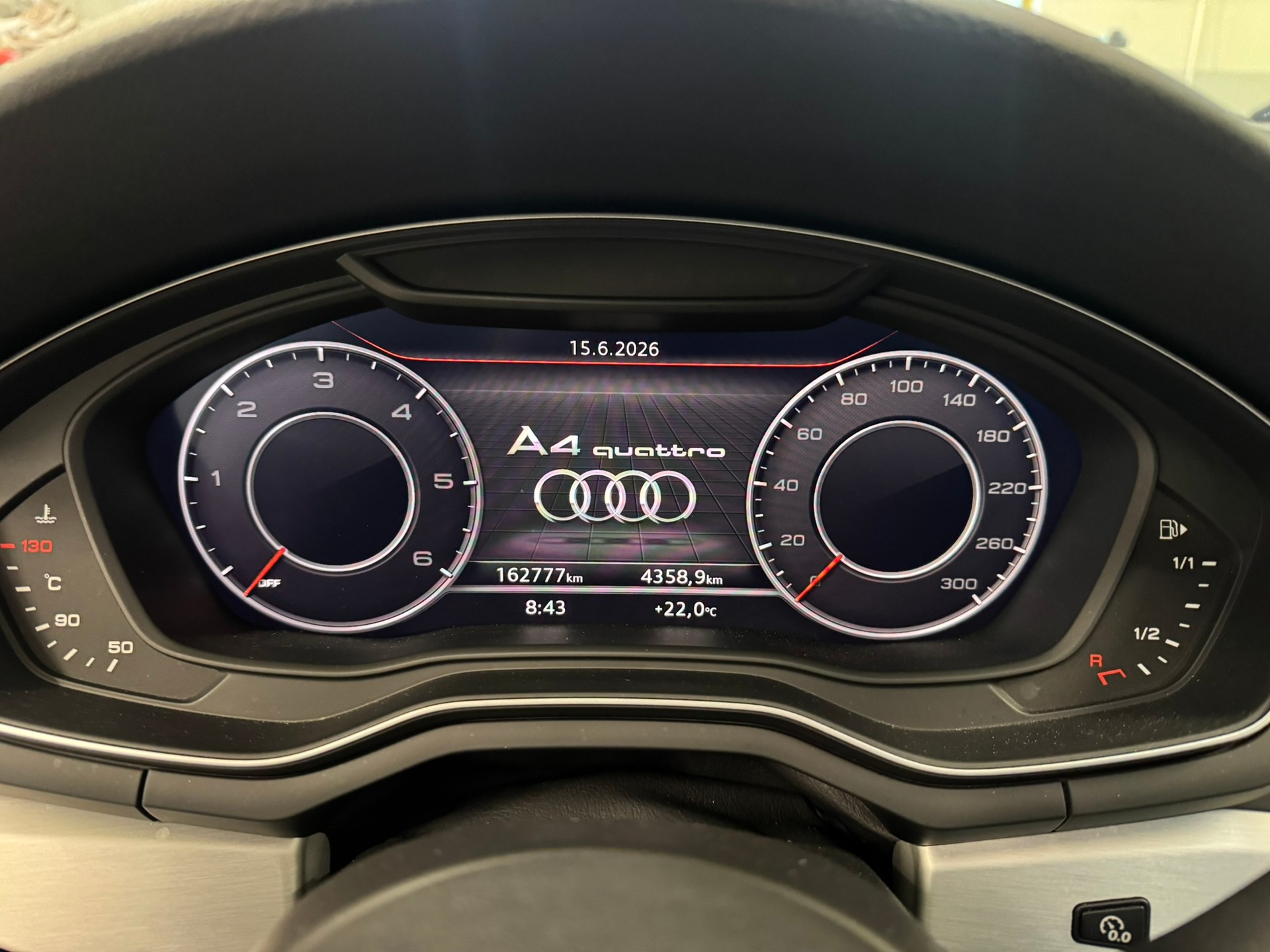AUDI A4 Avant 2.0 TDI Design quattro S-tronic-image-13