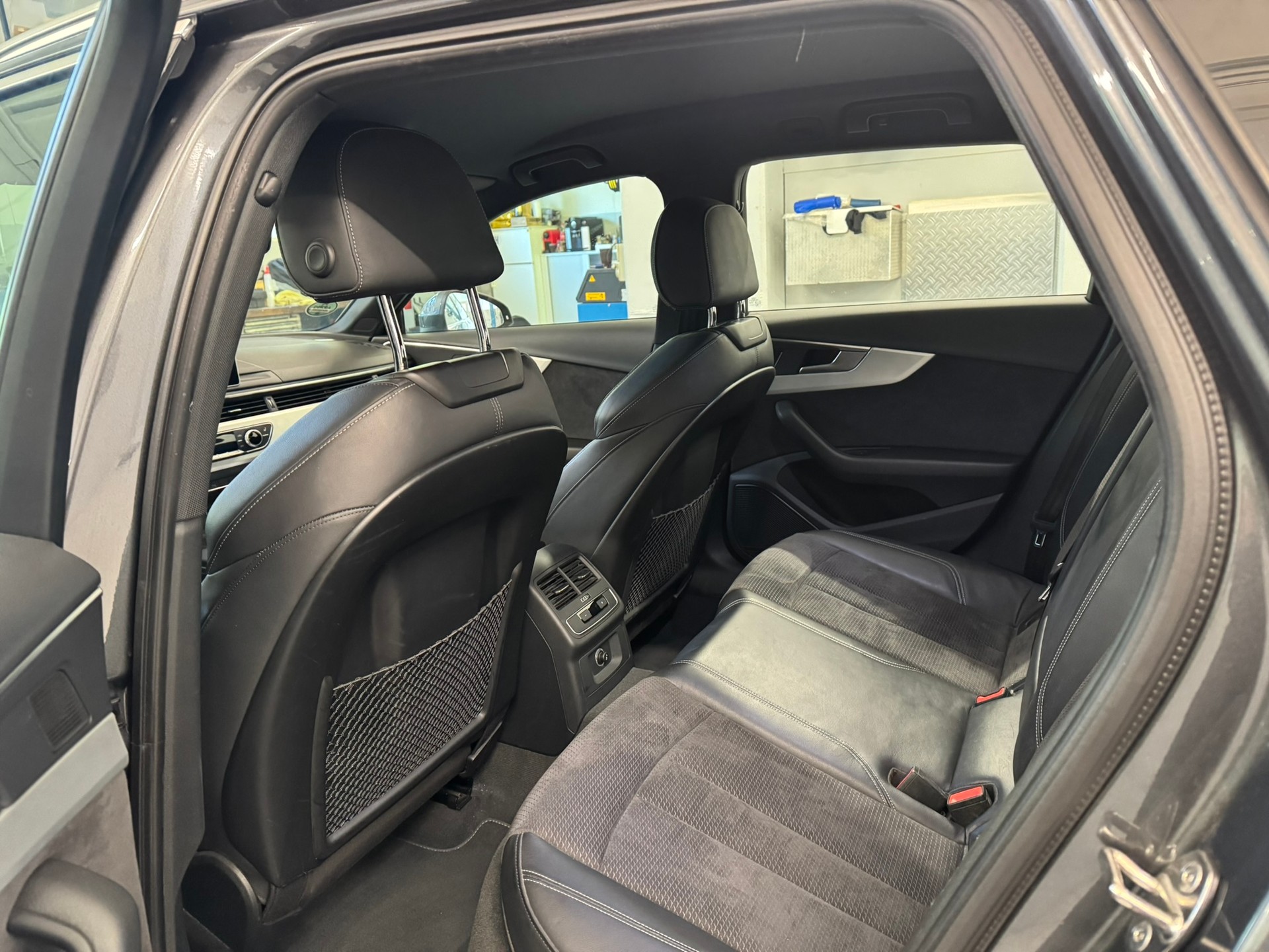 AUDI A4 Avant 2.0 TDI Design quattro S-tronic-image-11