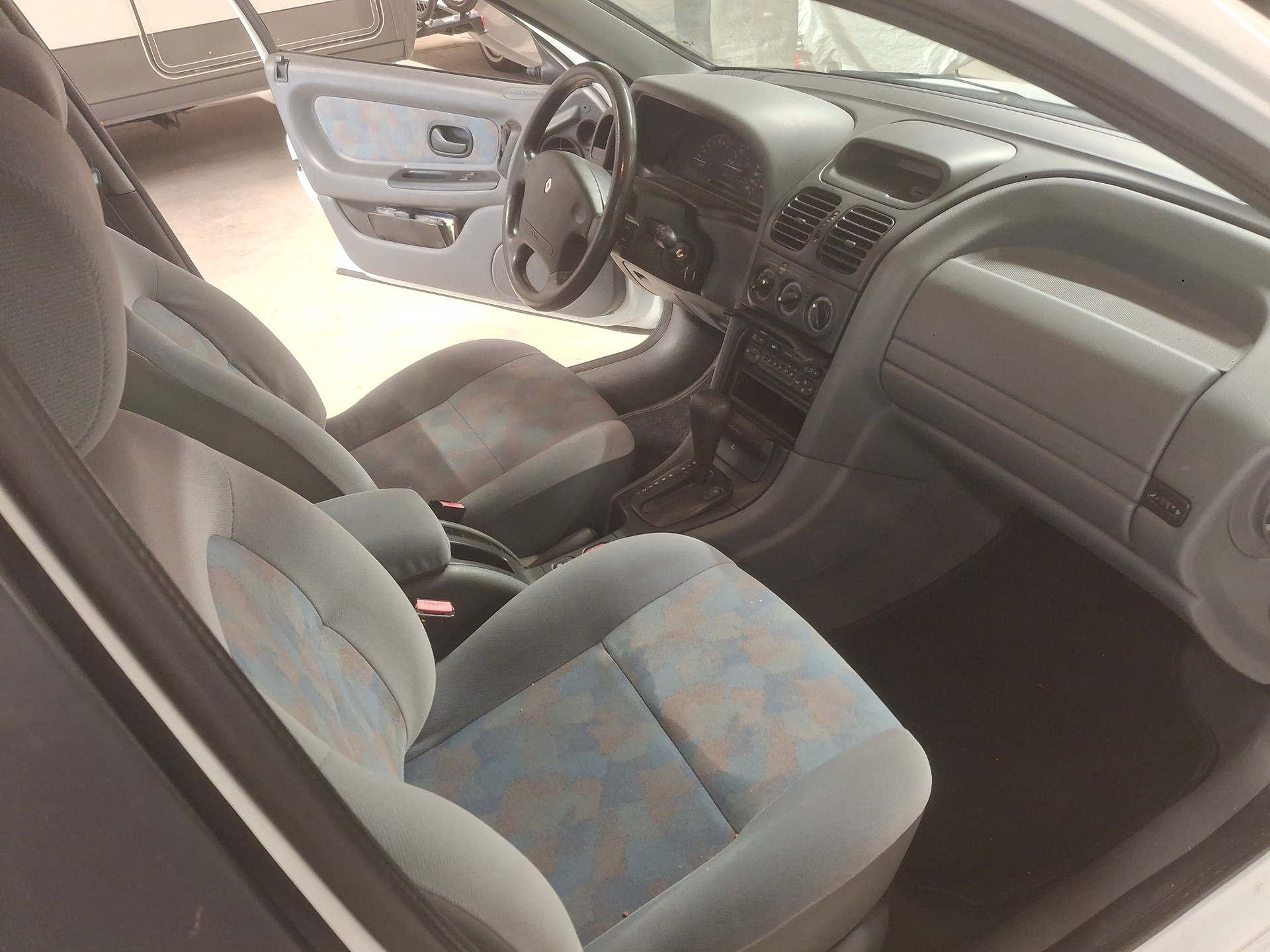 RENAULT Laguna 2.0 RXE Automatic-image-5