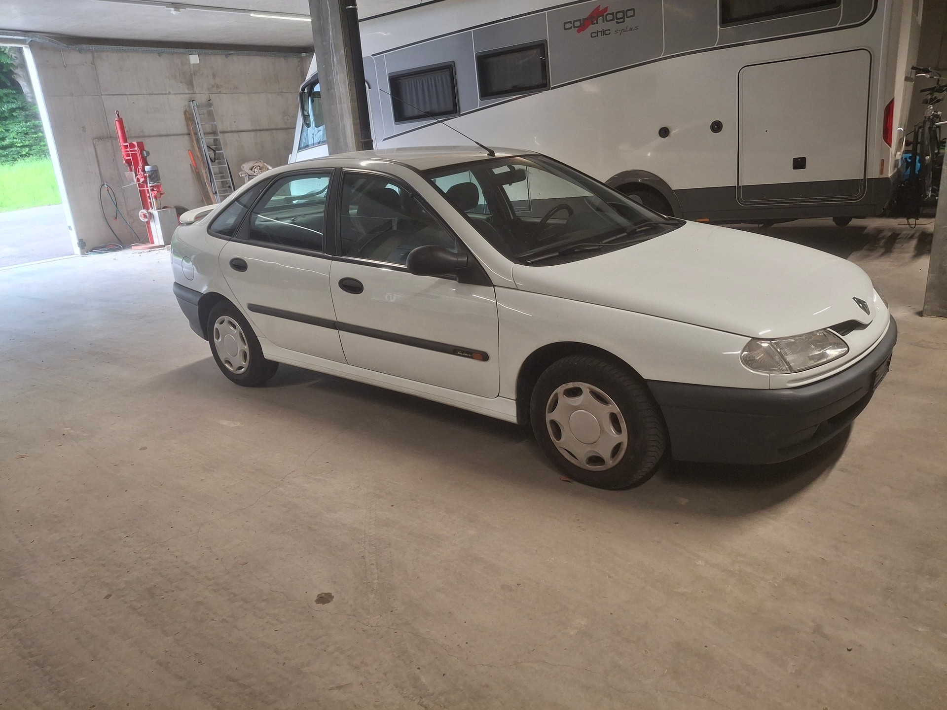 RENAULT Laguna 2.0 RXE Automatic-image-1