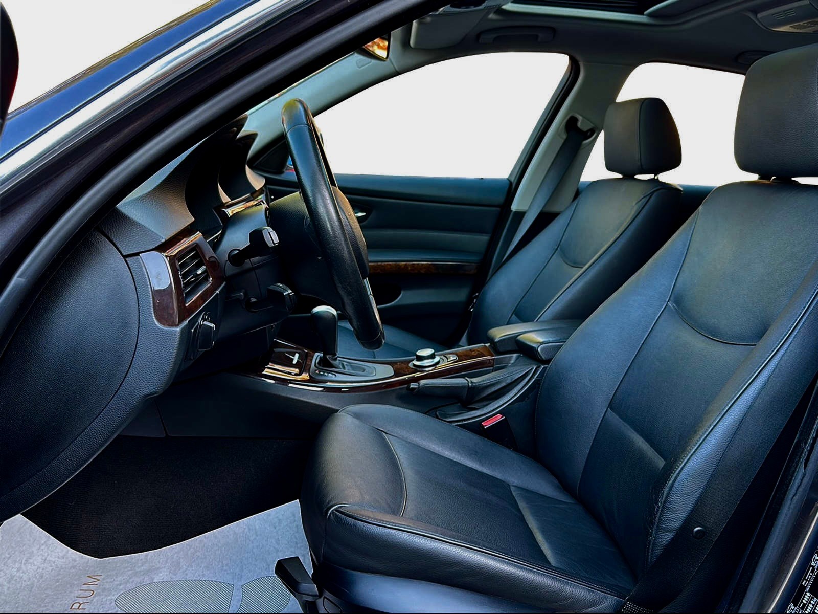 BMW 330i-image-8