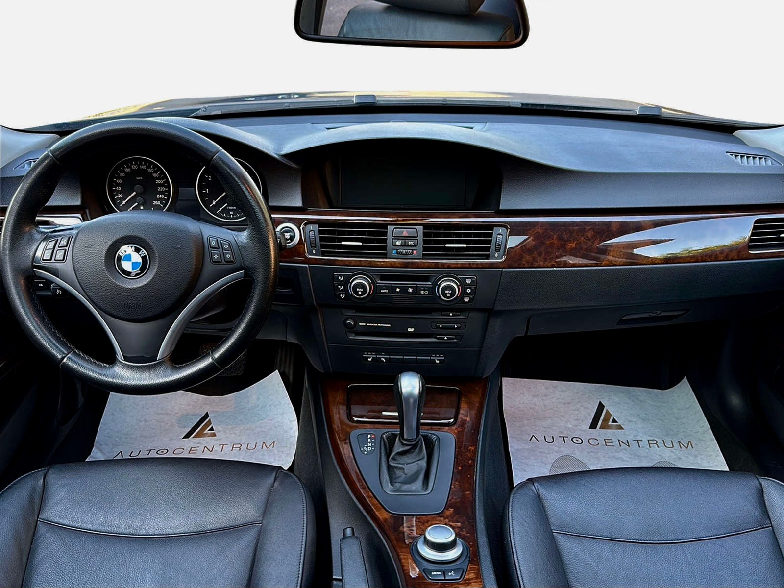 BMW 330i-image-11
