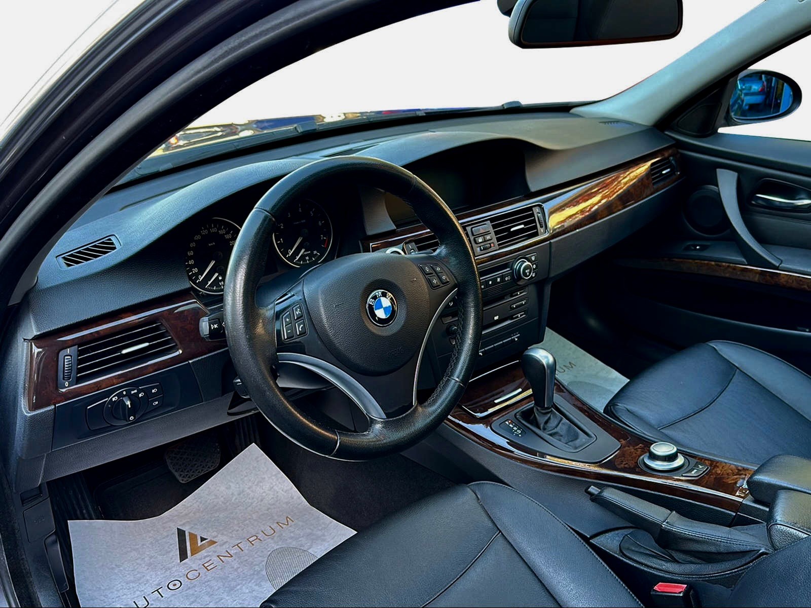 BMW 330i-image-1