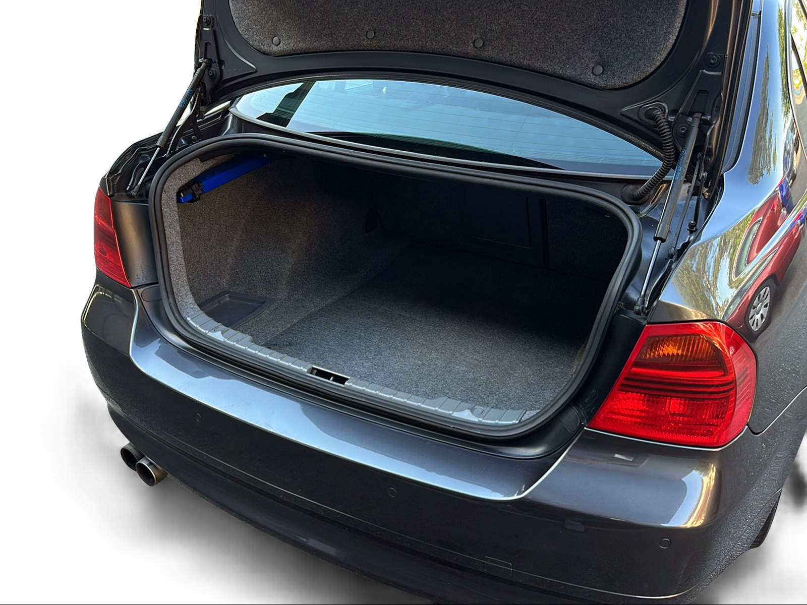 BMW 330i-image-7