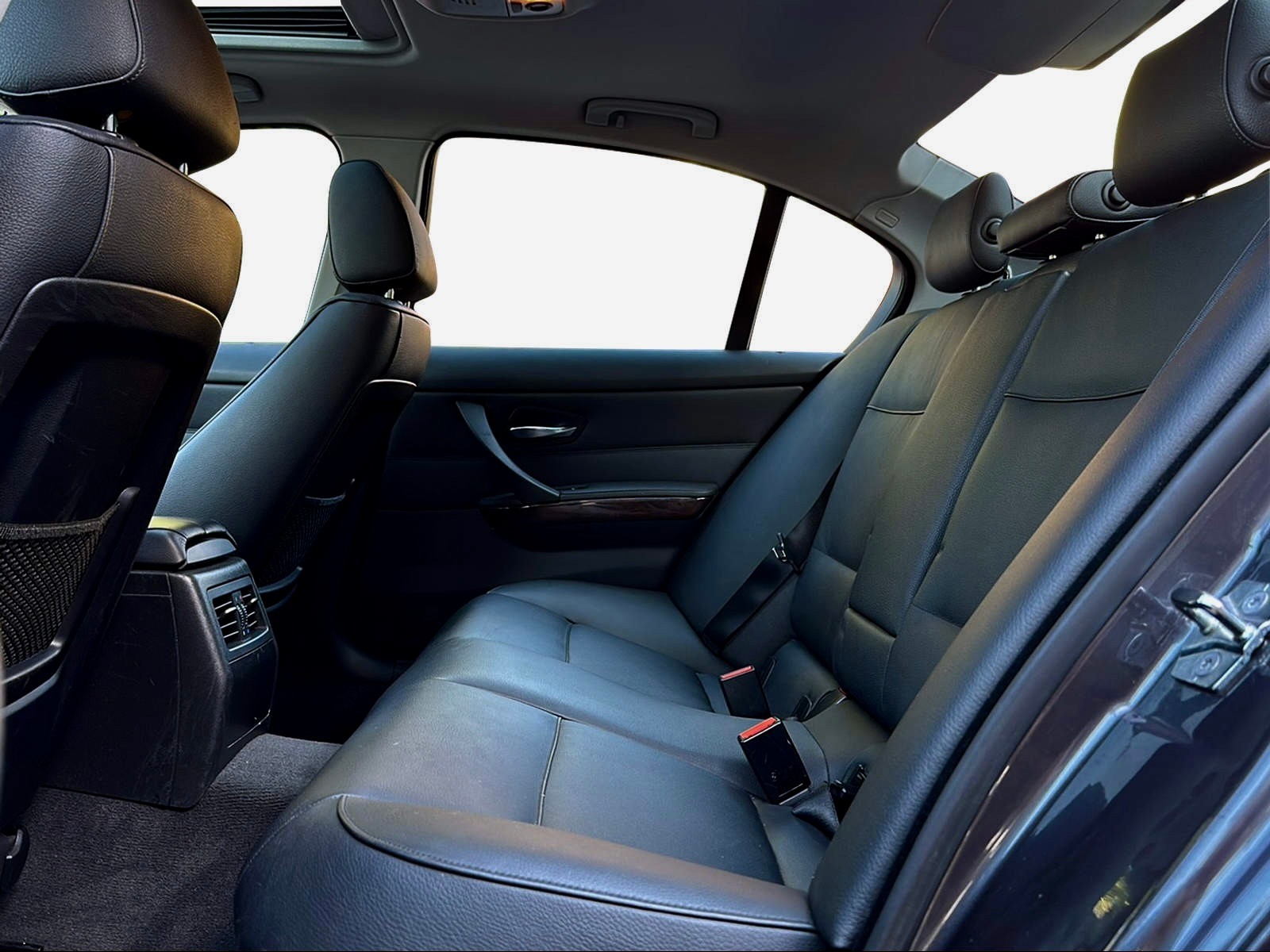 BMW 330i-image-10