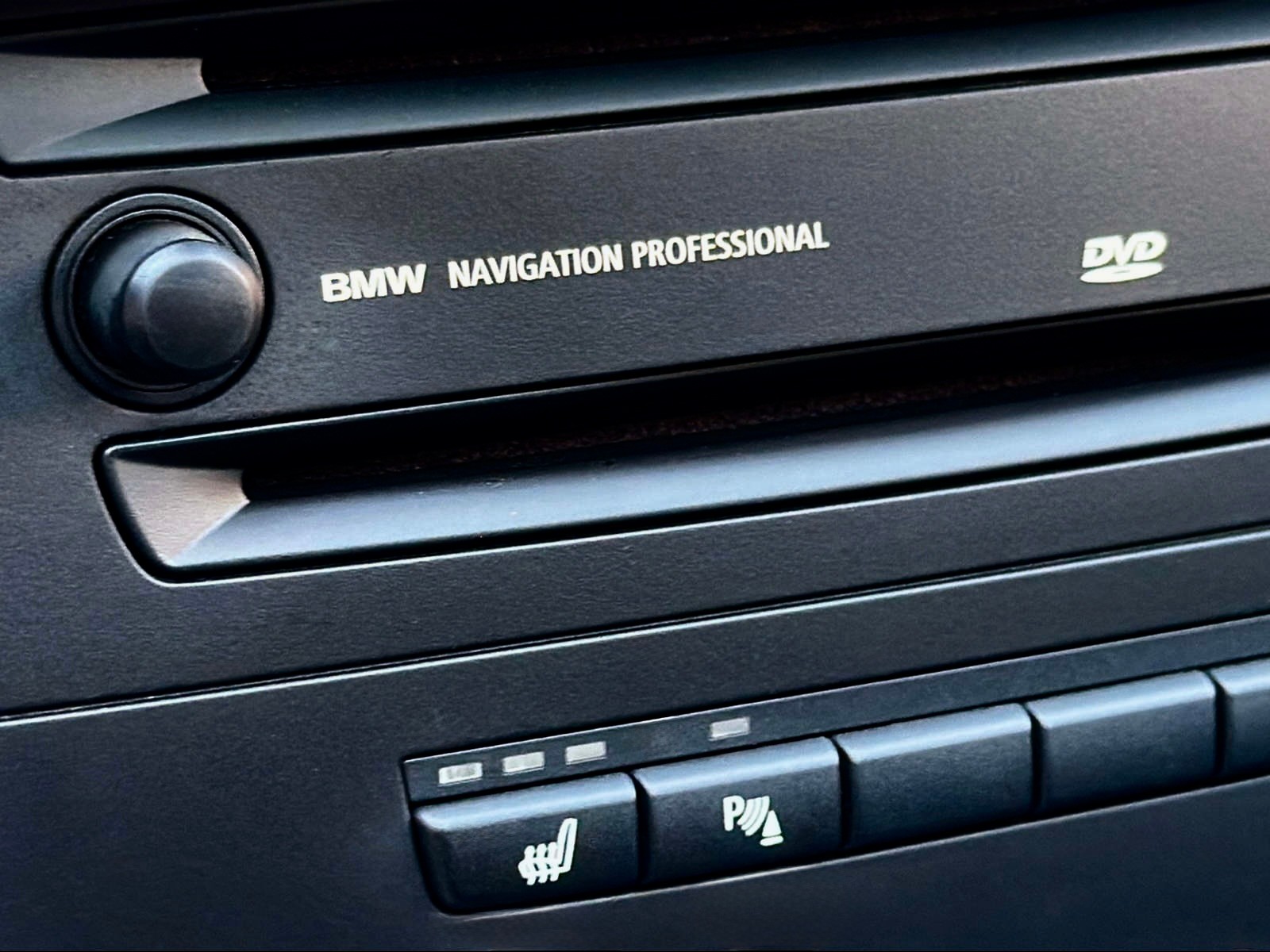 BMW 330i-image-13
