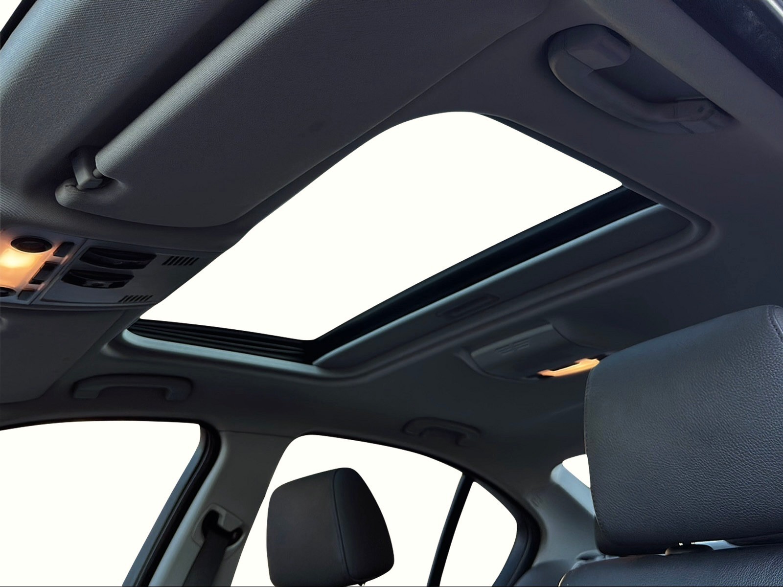 BMW 330i-image-14