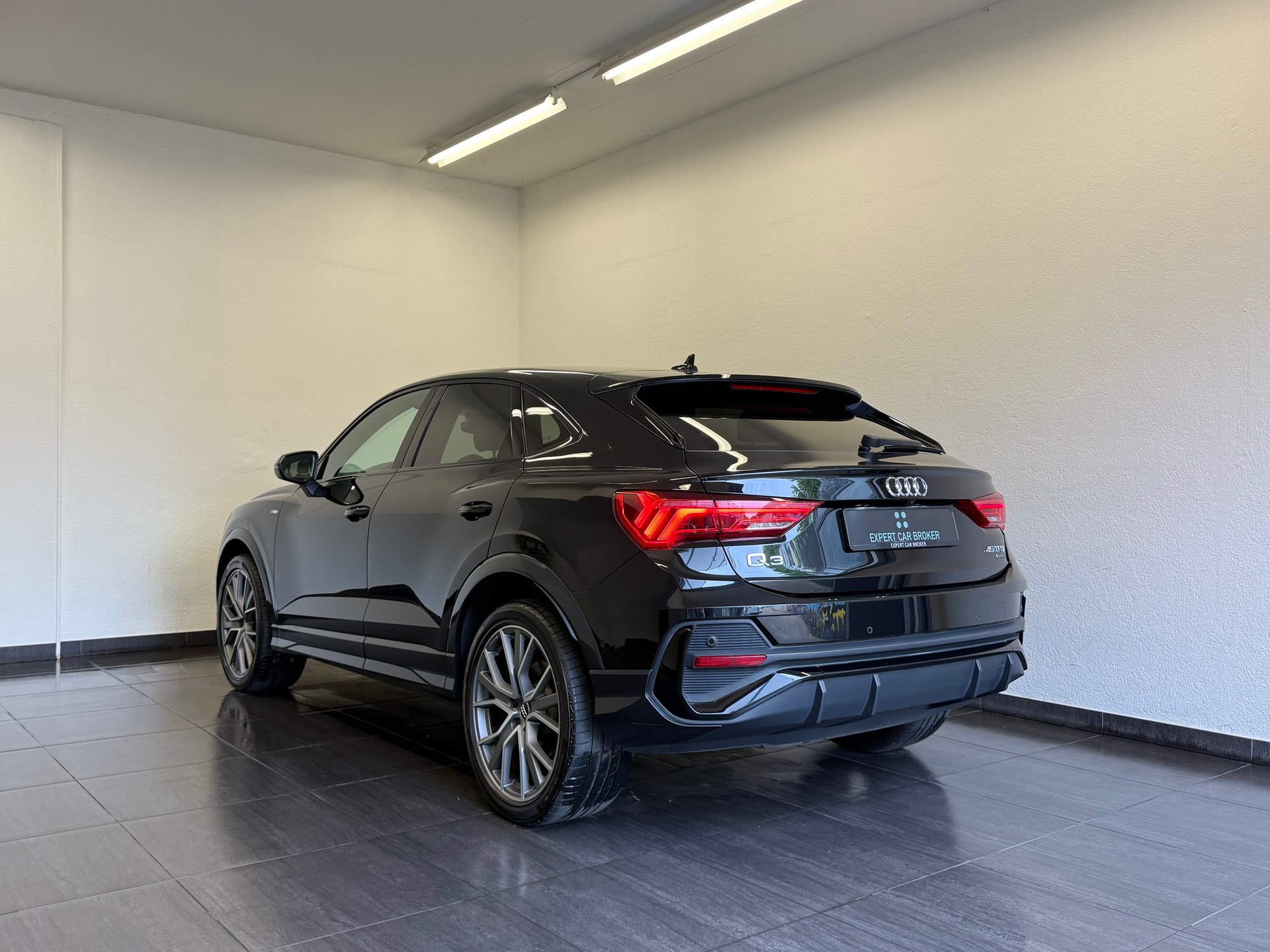 AUDI Q3 Sportback 45 TFSI S line quattro S-tronic-image-5