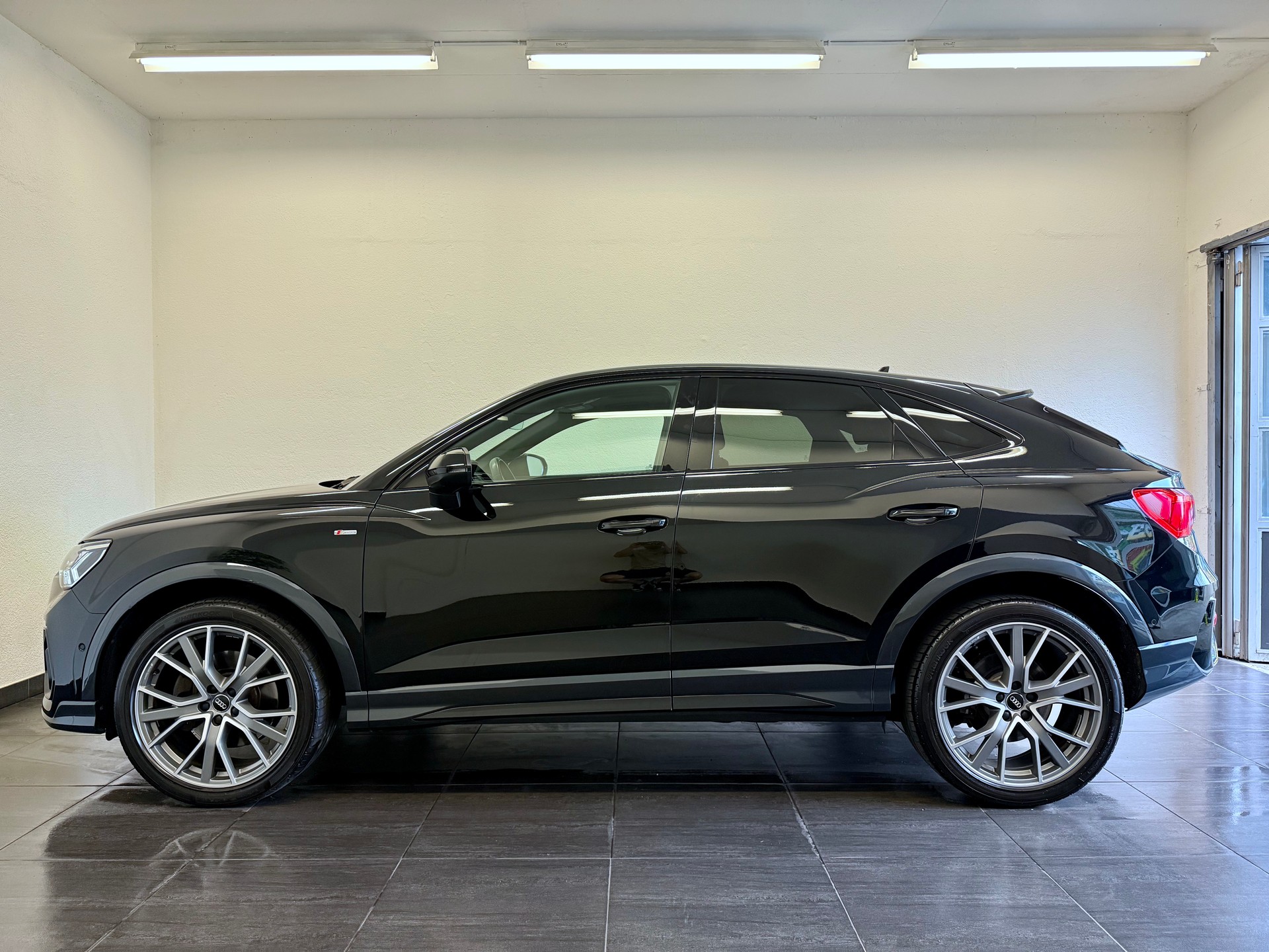 AUDI Q3 Sportback 45 TFSI S line quattro S-tronic-image-8