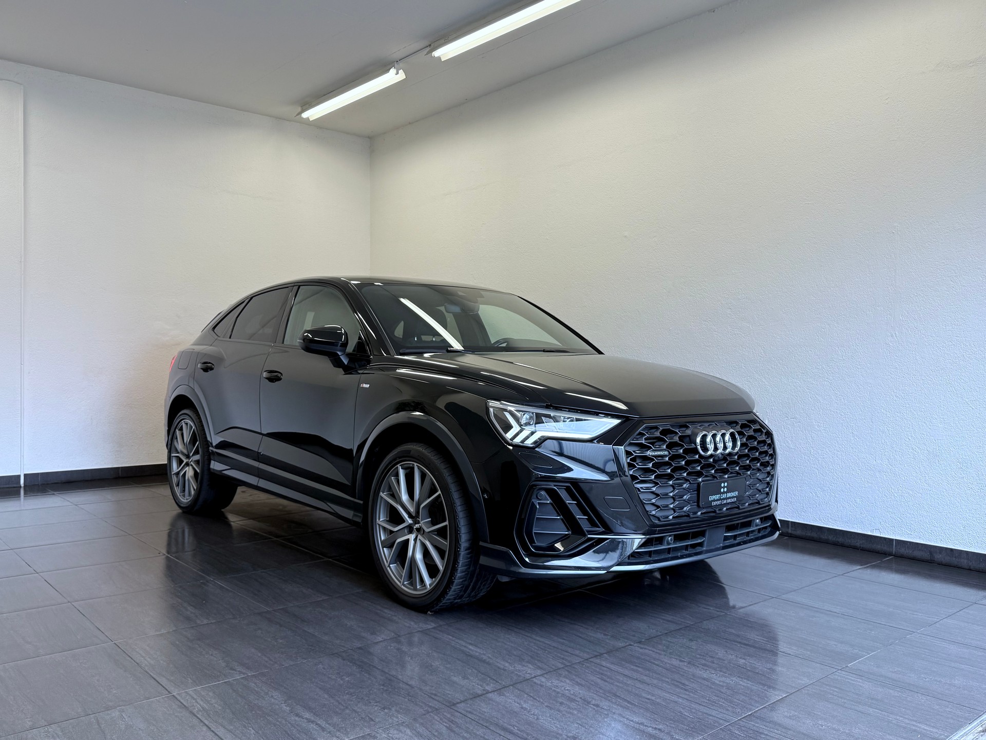 AUDI Q3 Sportback 45 TFSI S line quattro S-tronic-image-0