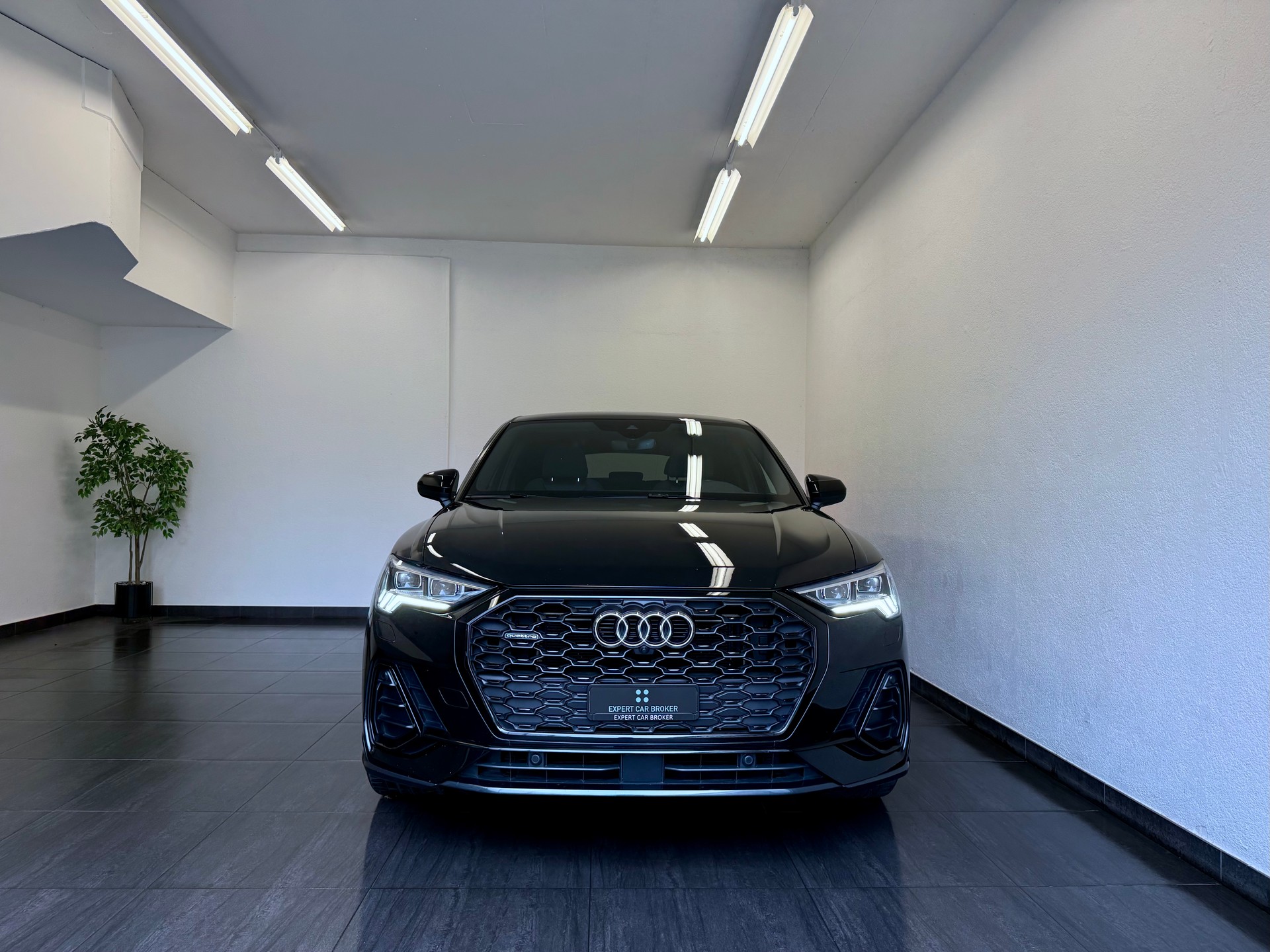 AUDI Q3 Sportback 45 TFSI S line quattro S-tronic-image-2