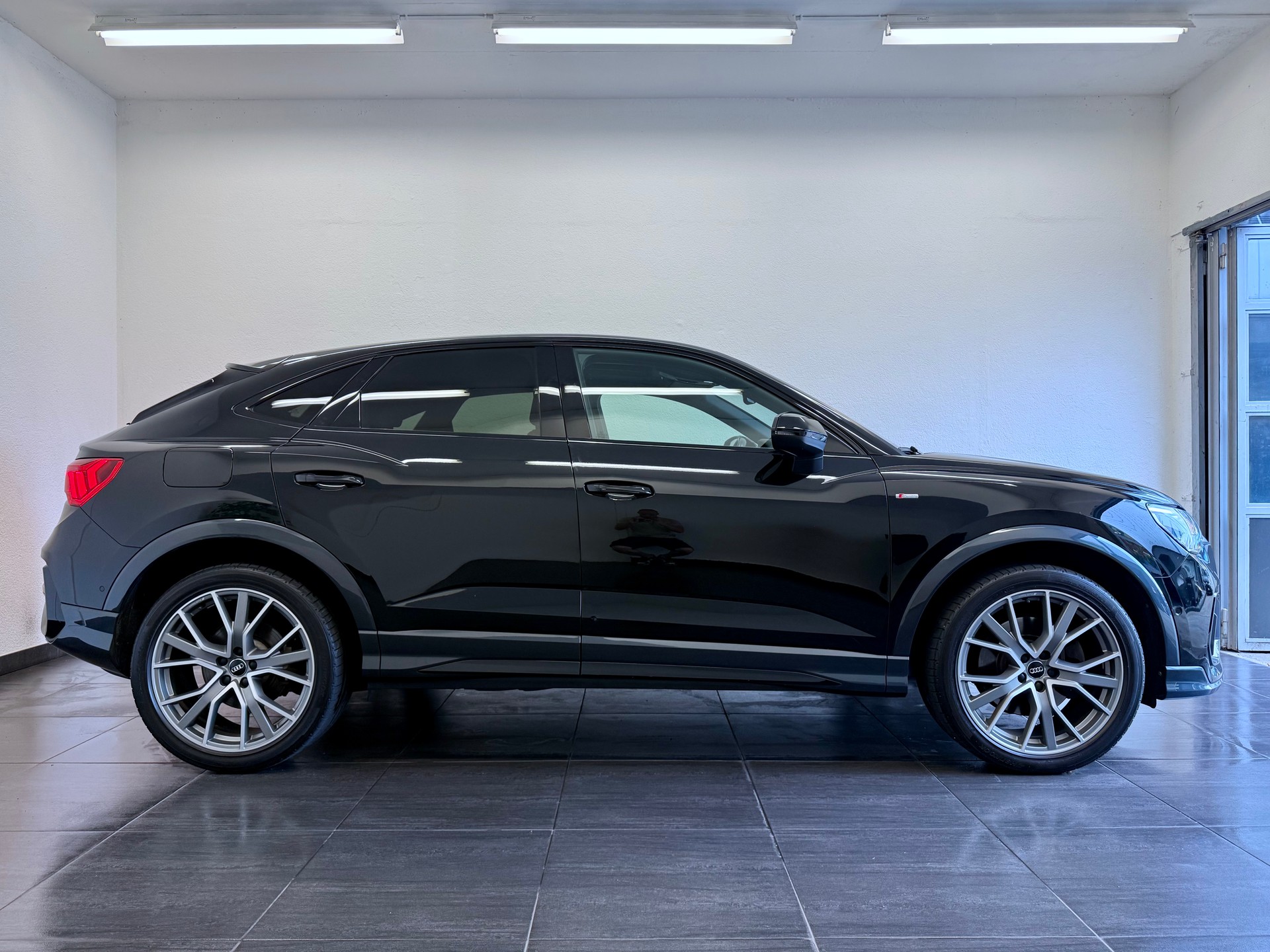 AUDI Q3 Sportback 45 TFSI S line quattro S-tronic-image-3