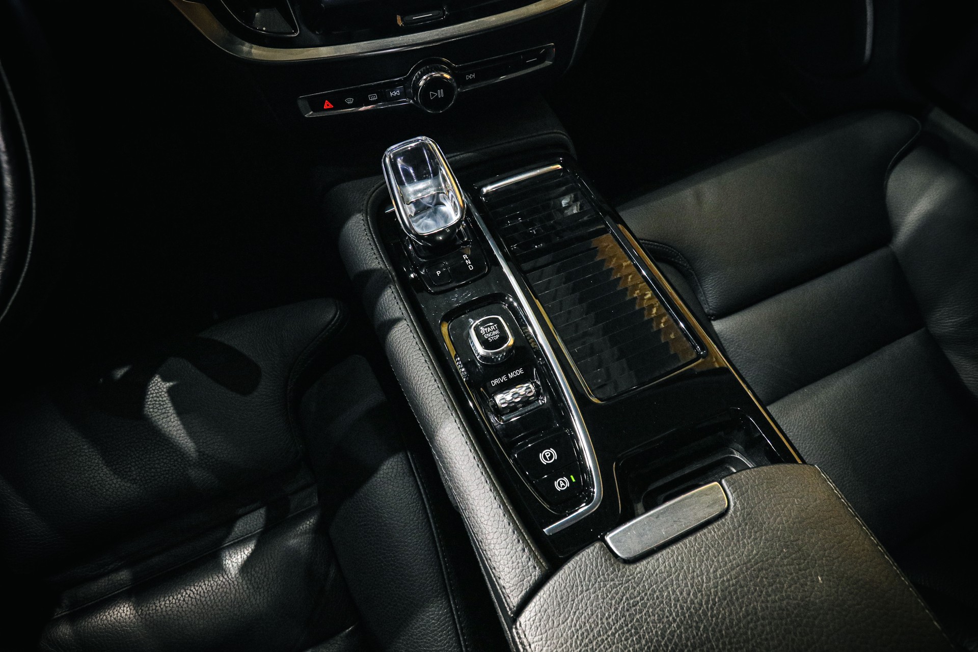 VOLVO V60 T6 eAWD Twin Engine Inscription Geartronic-image-16