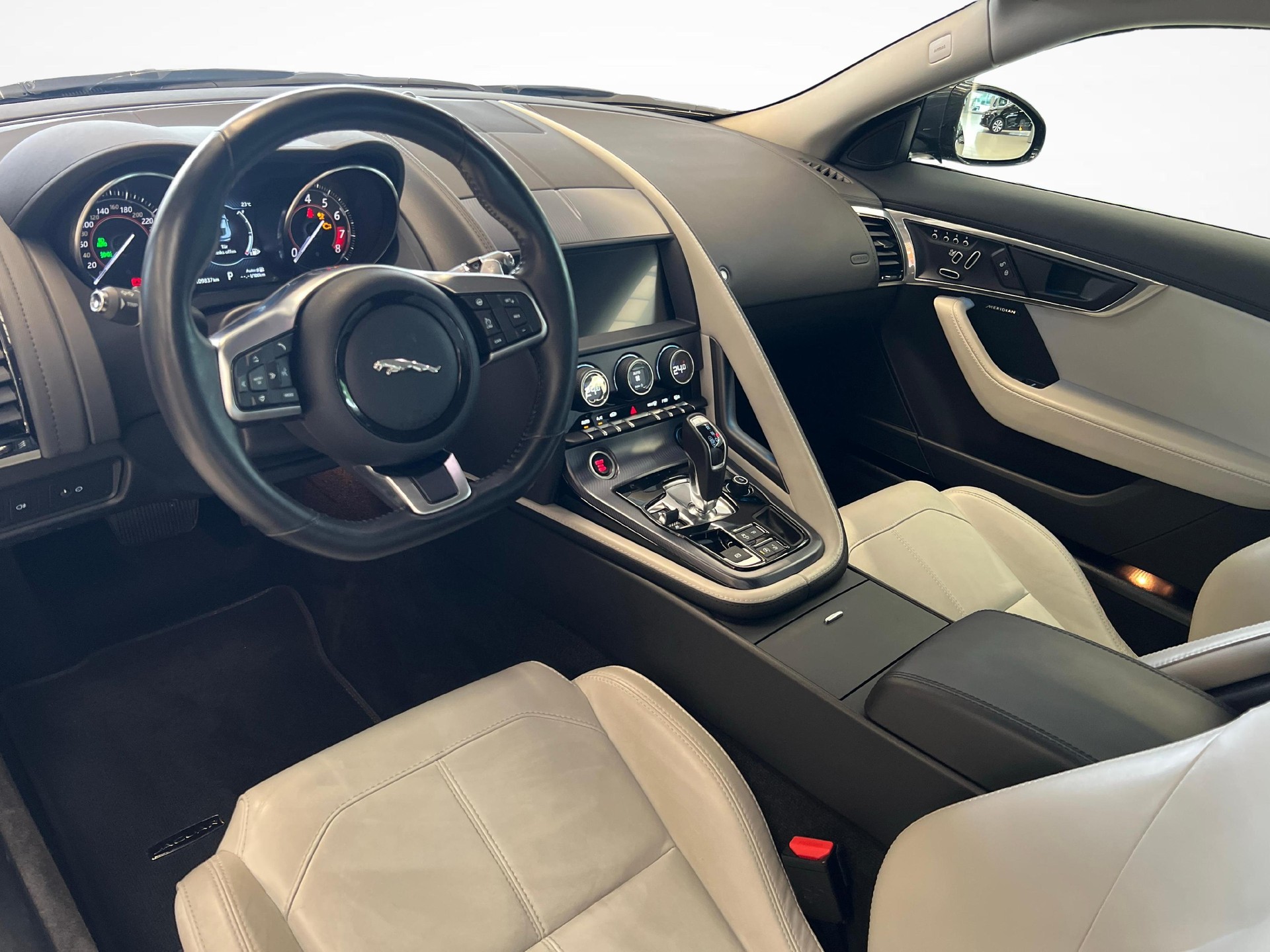 JAGUAR F-Type Coupé 3.0 V6 R-Dynamic AWD-image-8