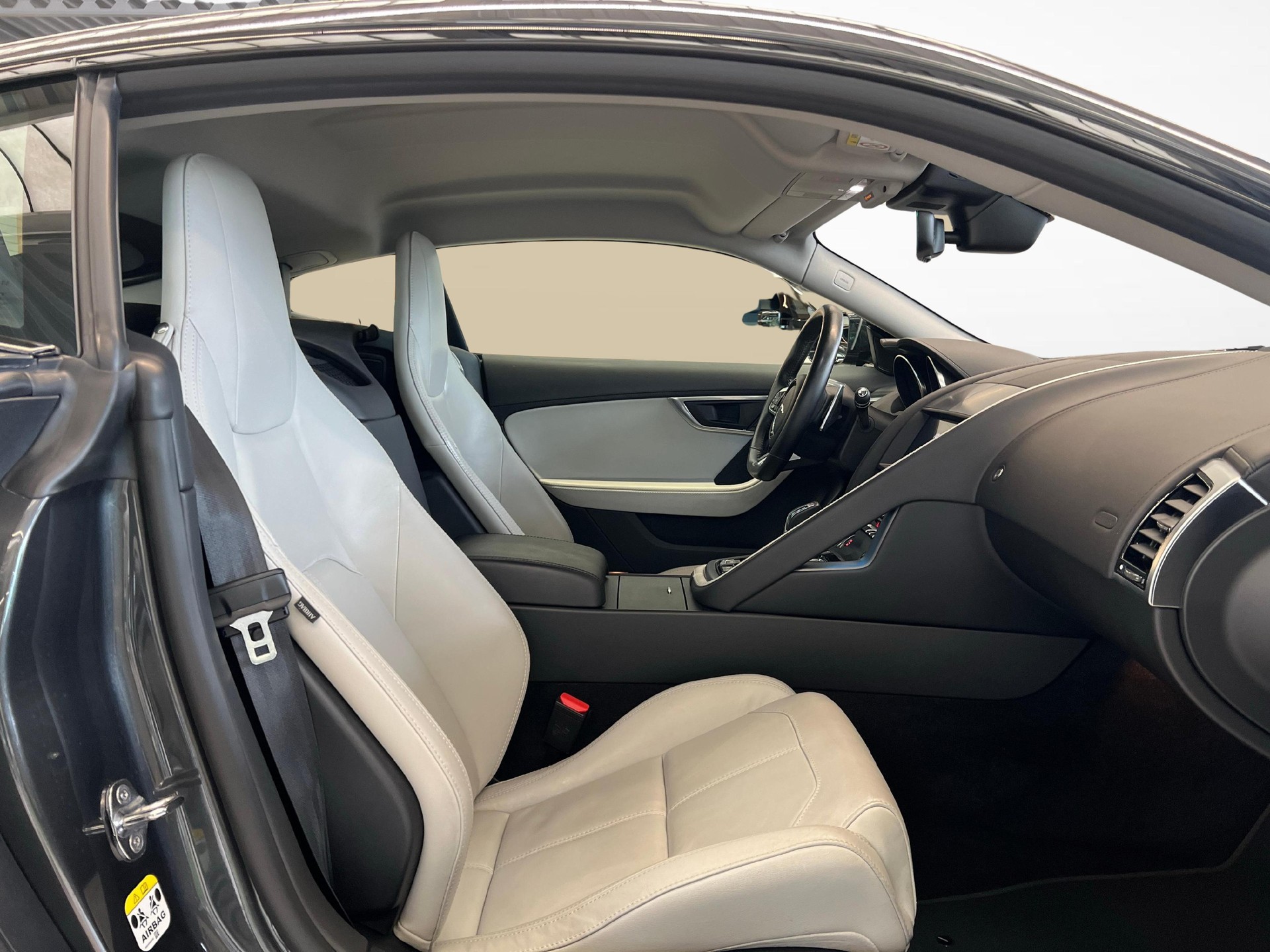 JAGUAR F-Type Coupé 3.0 V6 R-Dynamic AWD-image-9