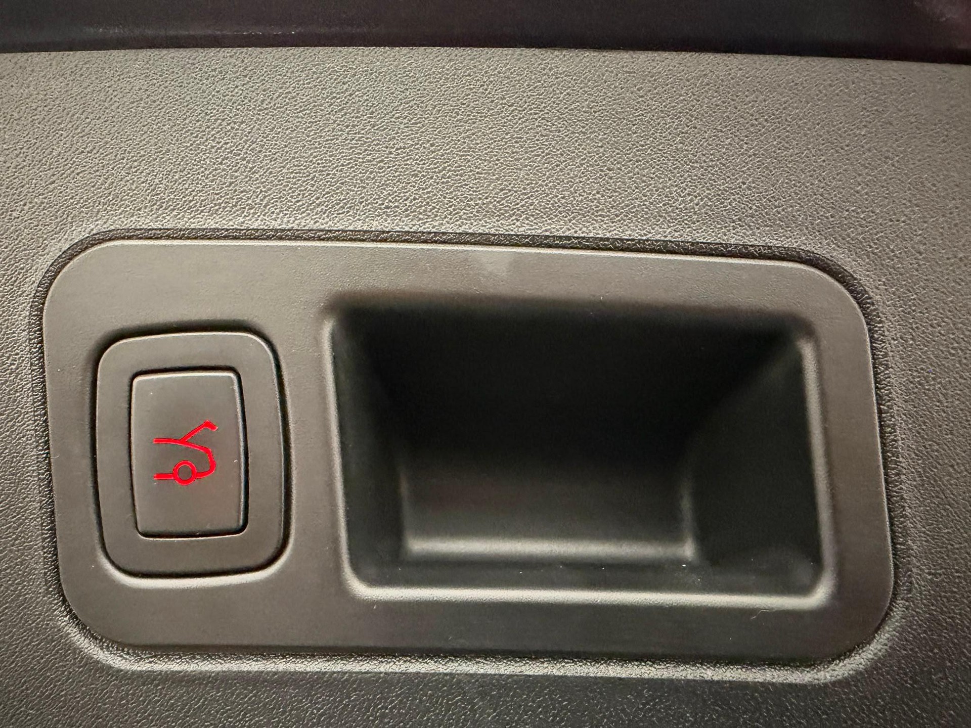 TESLA Model S 75 D-image-15